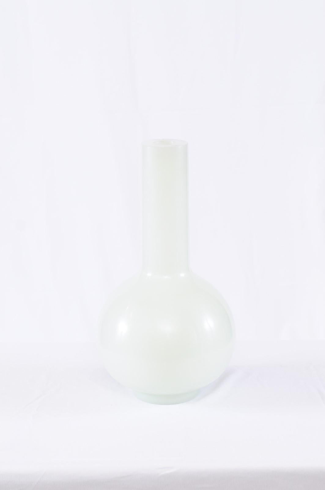 Bai Jade Traditional Peking Glass Vase, Robert Kuo In Good Condition In Atlanta, GA