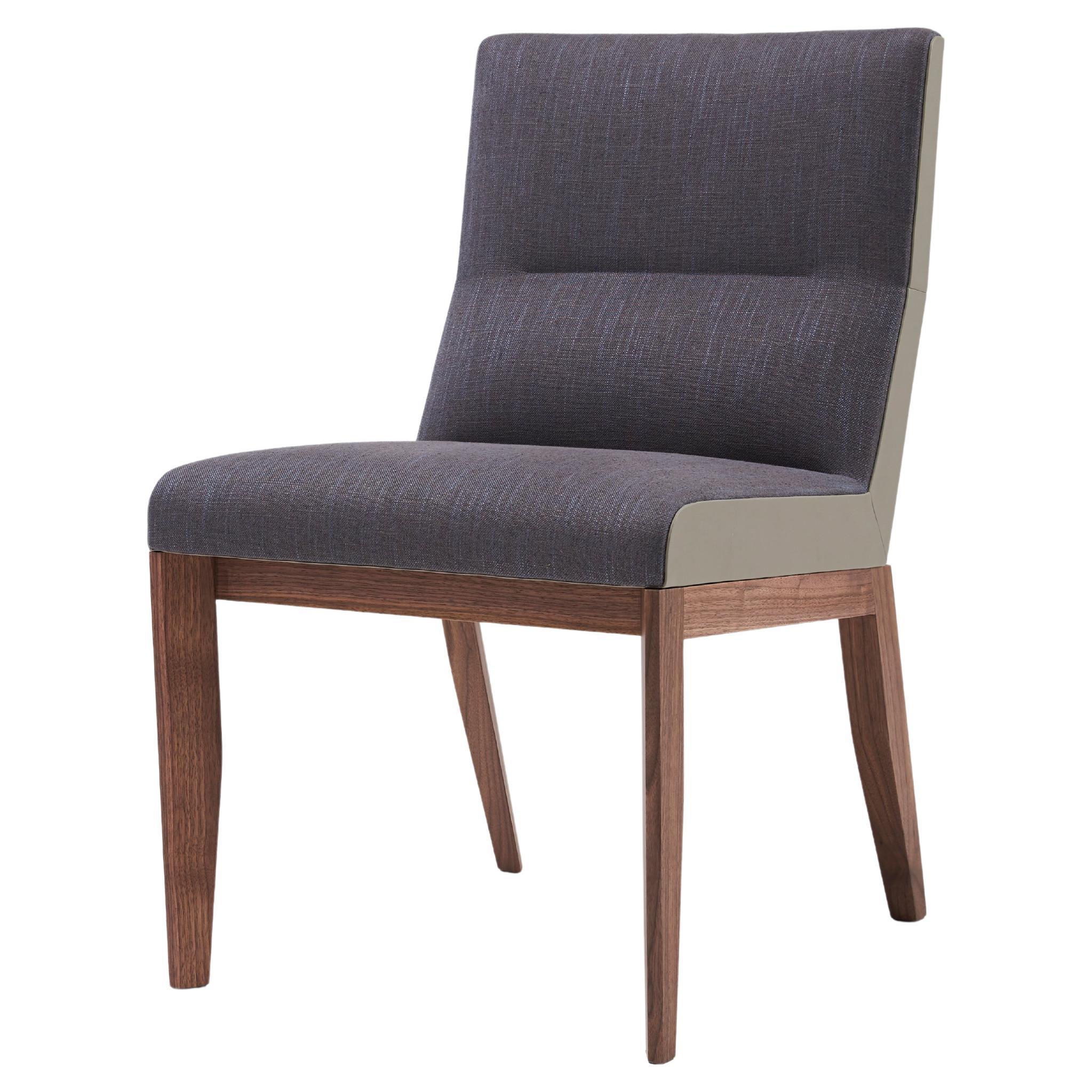 Baia est une chaise avec un dossier enveloppant en cuir, 4 pieds en bois