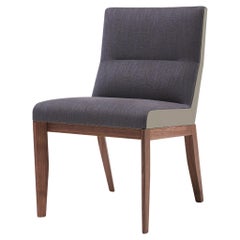 Baia est une chaise avec un dossier enveloppant en cuir, 4 pieds en bois