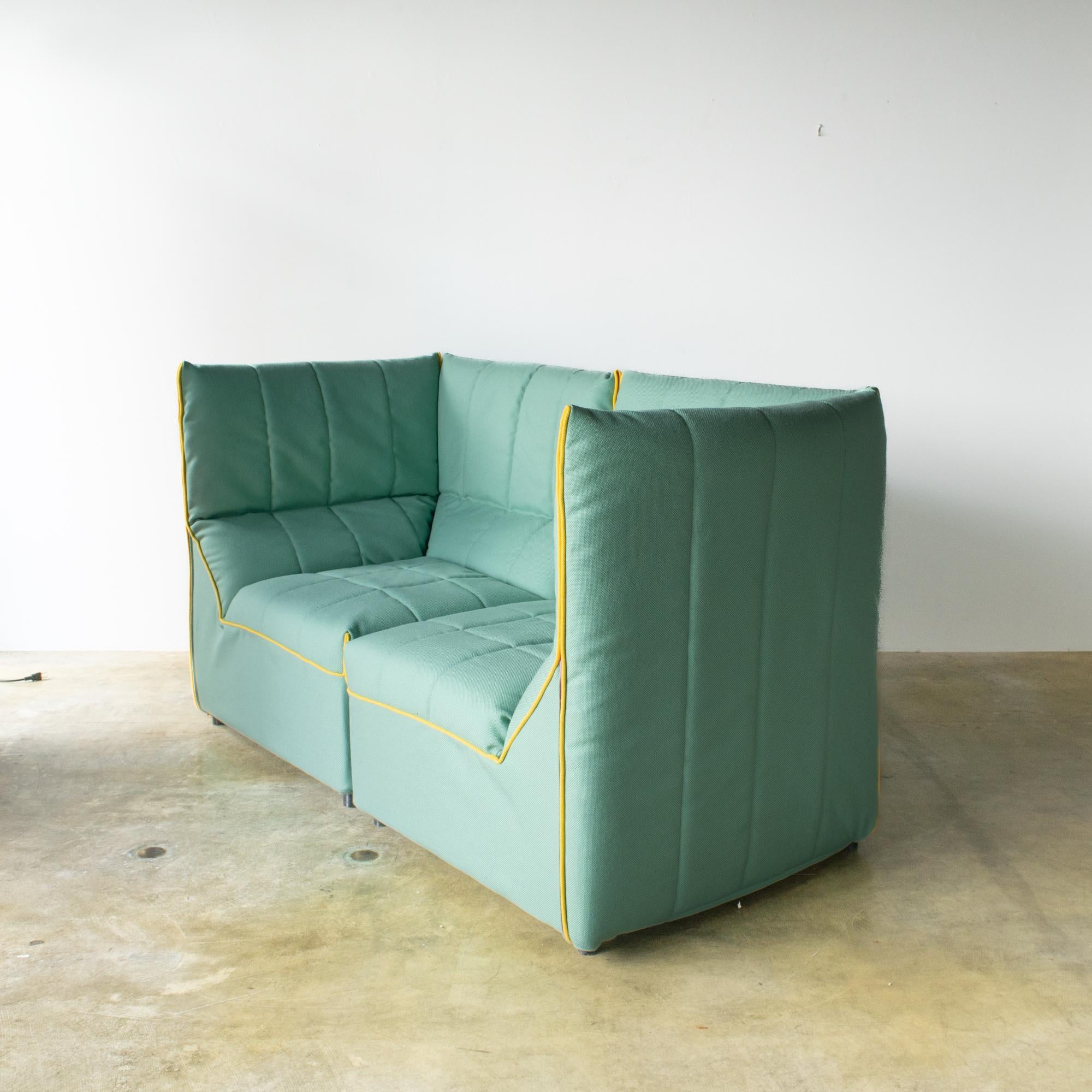 Sofa Baia entworfen von  Paolo Nava und Antonio Citterio für B&B Italia. Entworfen und verkauft in den 70er Jahren. 
Neu gepolstert mit hellgrünem und gelbem Wollstoff. Reißverschluss in leuchtendem Rosa. Sie werden als POP-farbiges Sofa