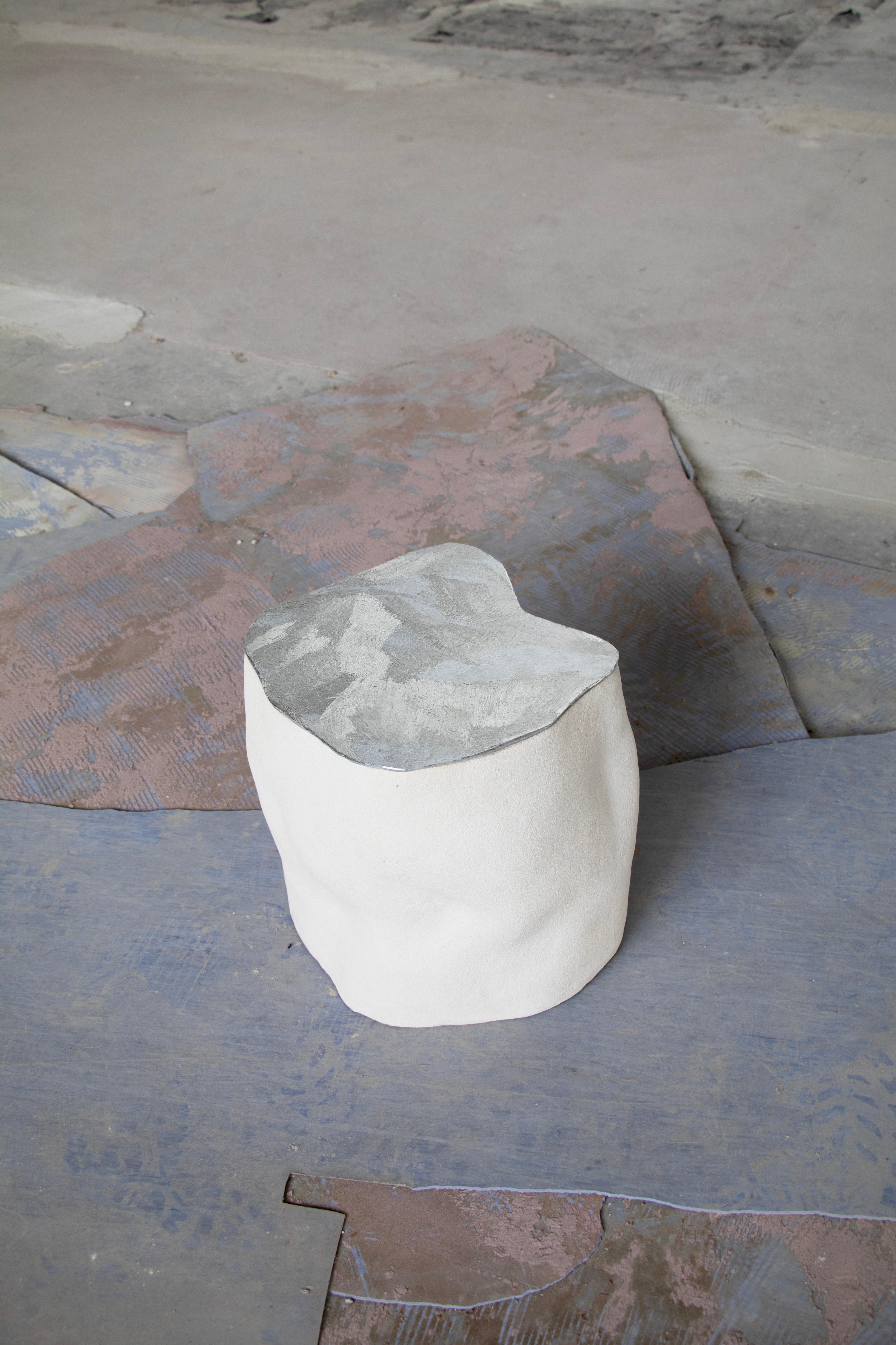 Table d'appoint Baie en grès chamotté et aluminium par Alice Lahana
Dimensions : D 28 x L 28 x H 31 cm.
MATERIAL : Grès et aluminium.

La table d'appoint Baie est entièrement fabriquée à la main, de sa base en grès chamotté à son plateau en