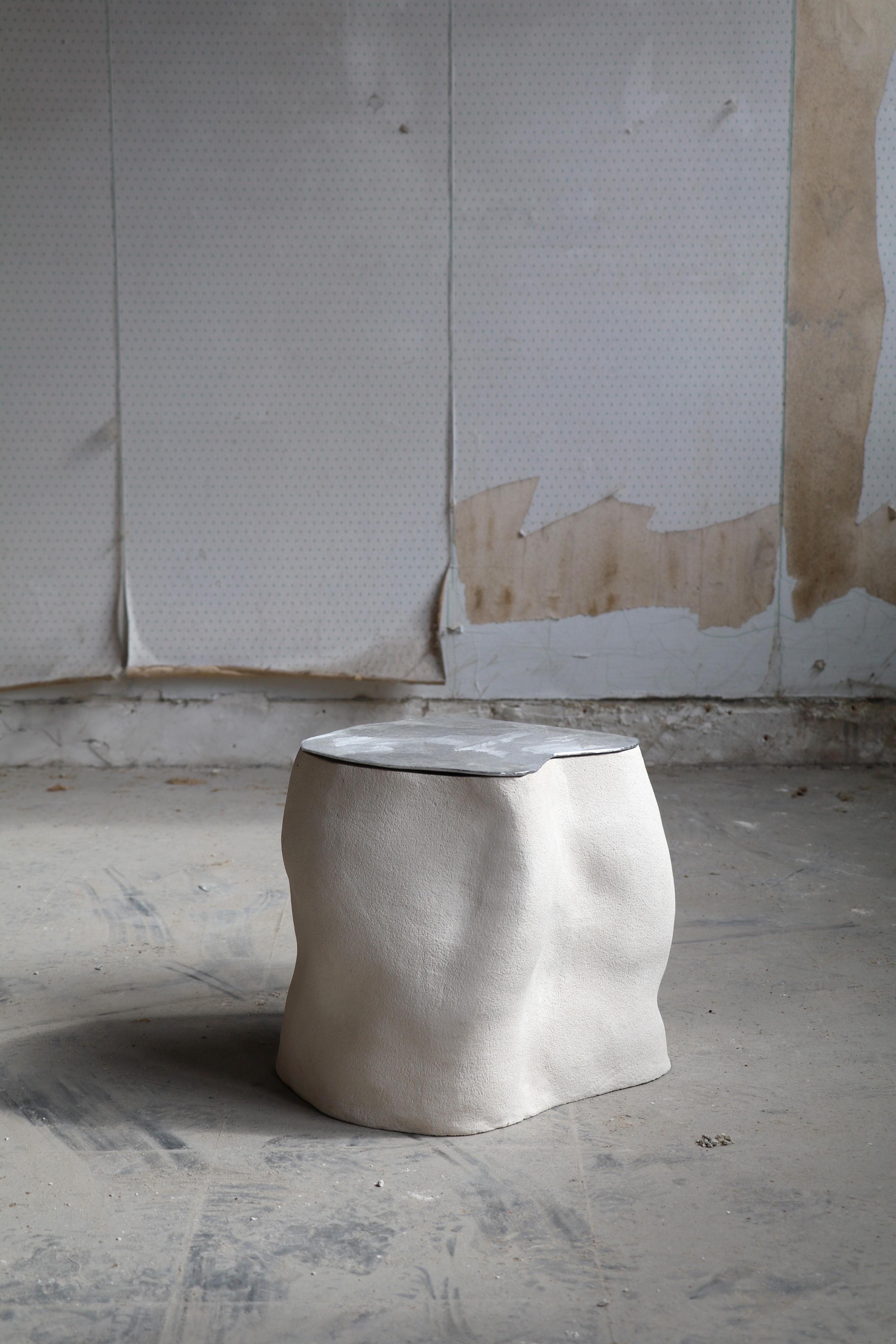 Moderne Table d'appoint Baie en grès chamotté et aluminium par Alice Lahana Studio en vente