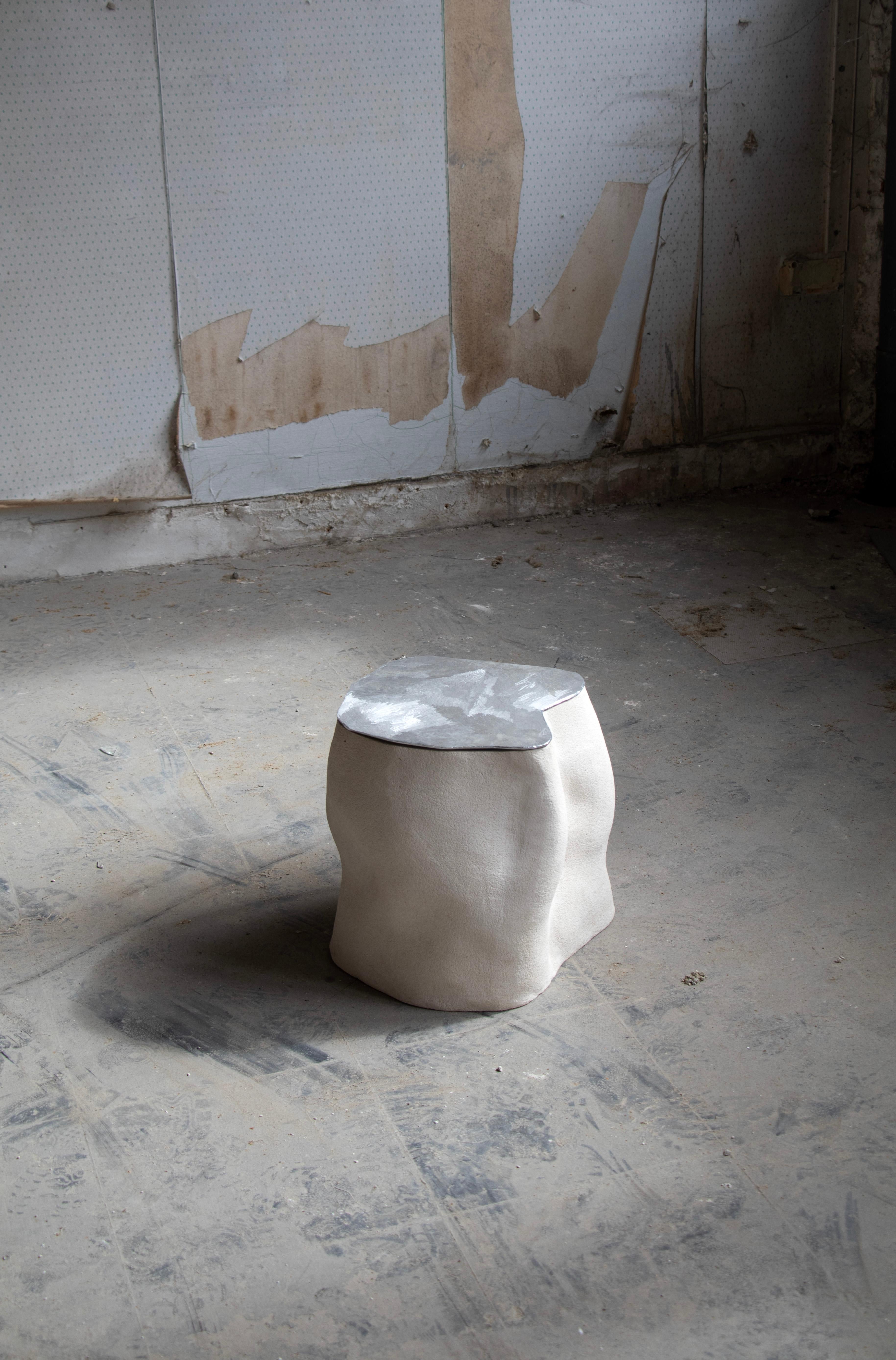 Français Table d'appoint Baie en grès chamotté et aluminium par Alice Lahana Studio en vente