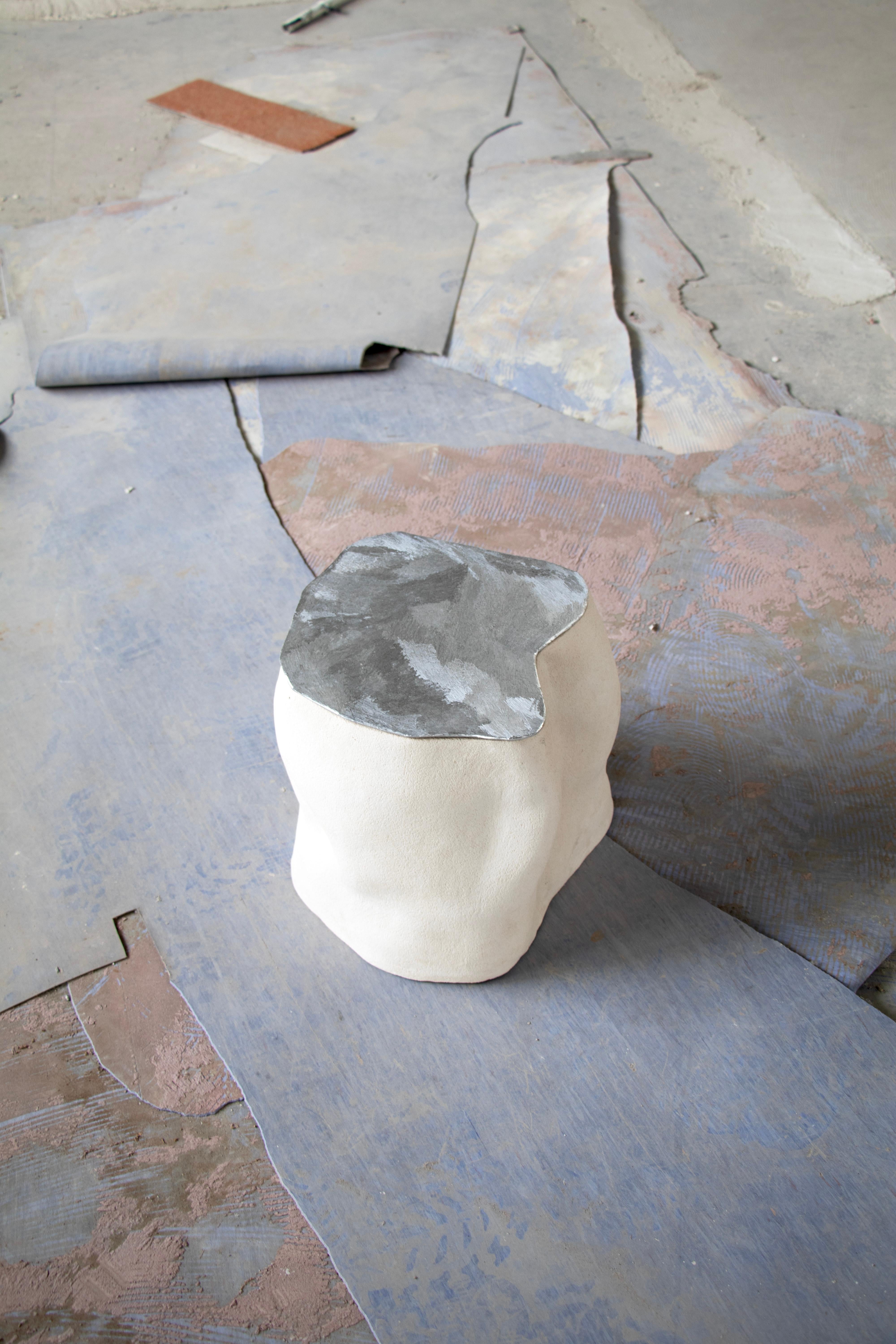 Autre Table d'appoint Baie en grès chamotté et aluminium par Alice Lahana Studio en vente