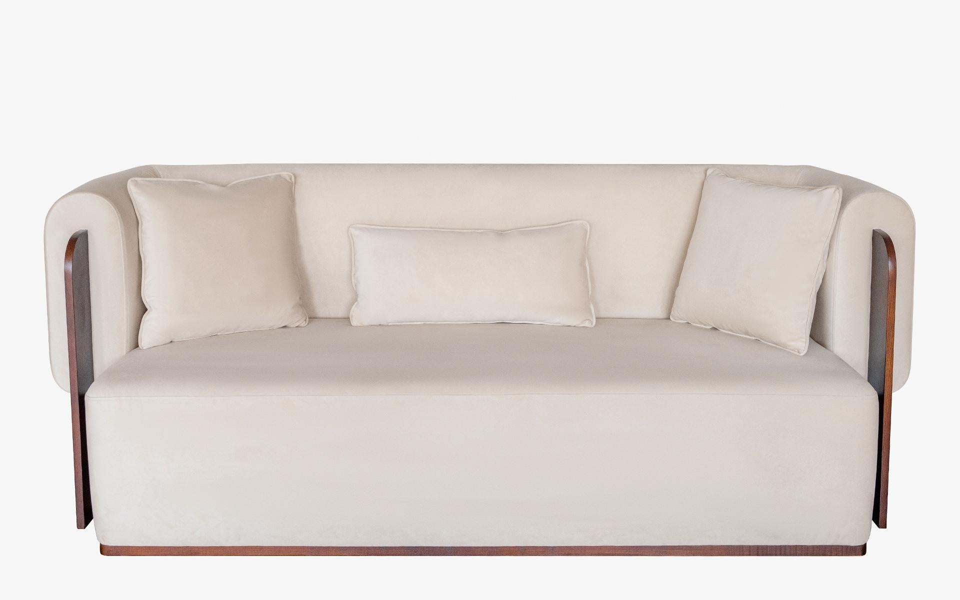 Baika Beige Samt Dreisitzer-Sofa mit Holzdetails (Holzarbeit) im Angebot
