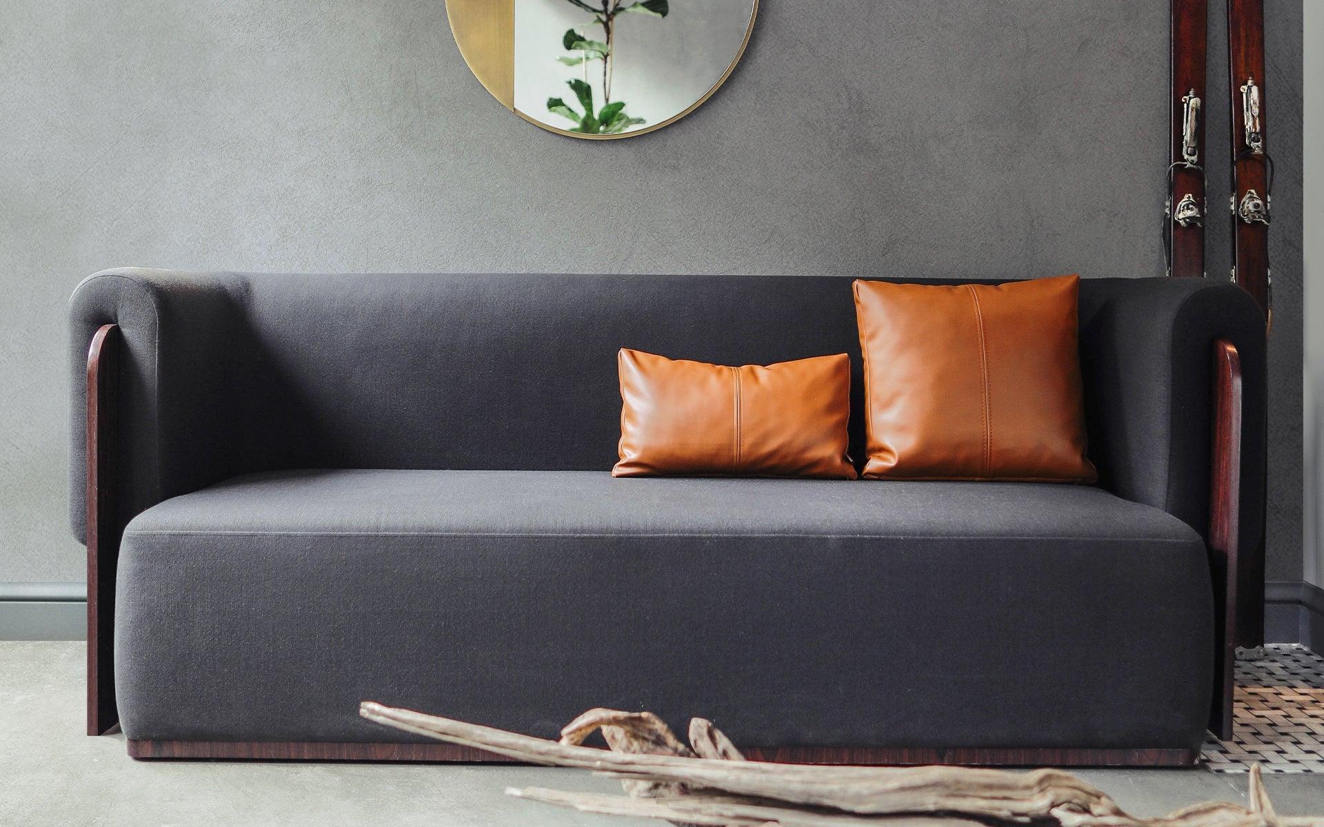 Das 3-Sitzer-Sofa Baika mit seinem eleganten Gehäuse aus dunklem Kastanienholz wird zum unauffälligen und doch auffälligen Möbelstück in Ihrem Zuhause. Dieses einzigartige Sofa besticht durch sein unverwechselbares Design.

Mit seinen weichen