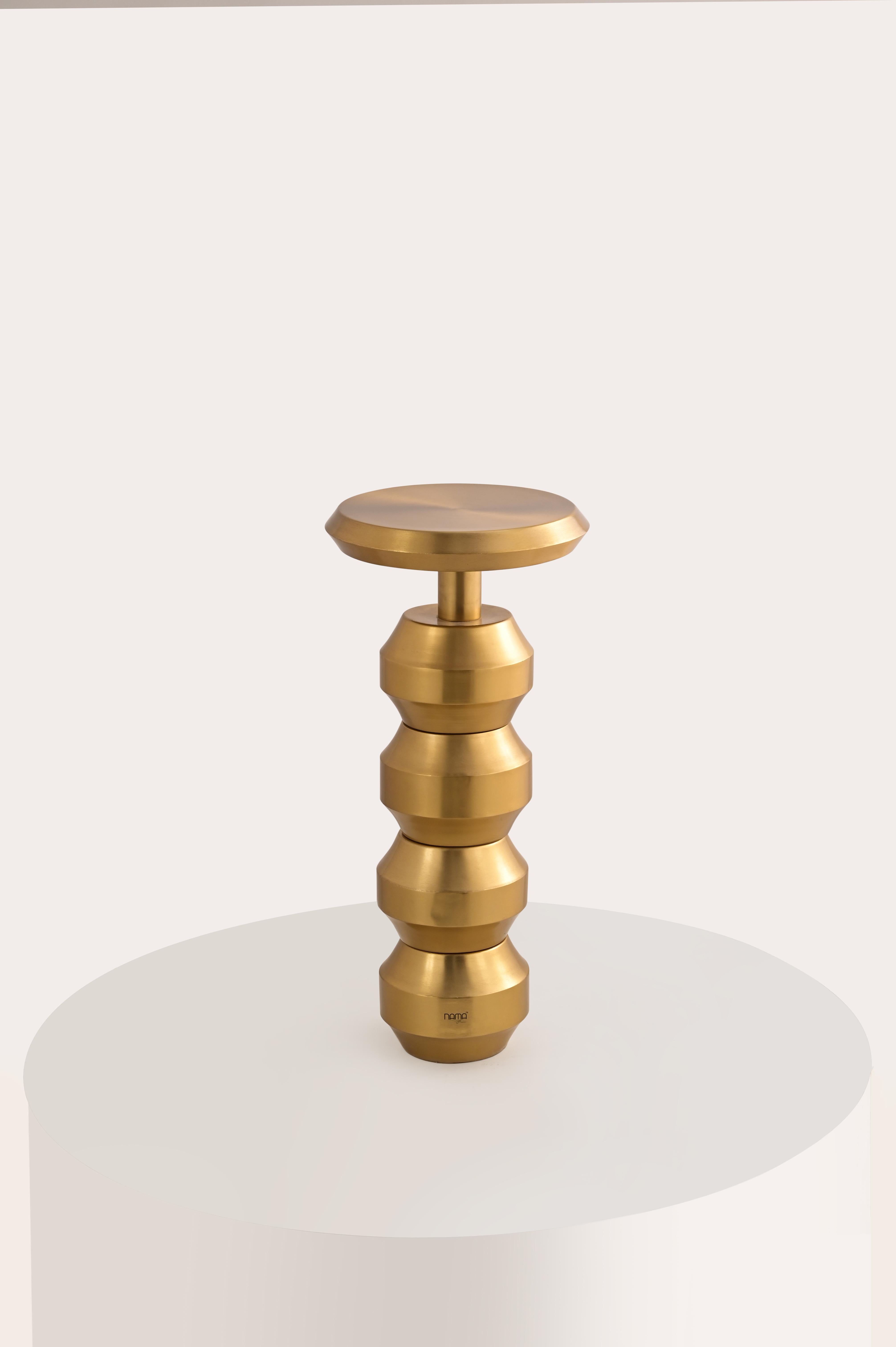 Rehaussez votre espace avec une touche d'esprit sportif - notre table d'appoint Bail. Fabriquée en acier doux durable avec une finition dorée, cette table est comme ramener à la maison le trophée d'or gagnant. 

S'inspirant de la forme distinctive