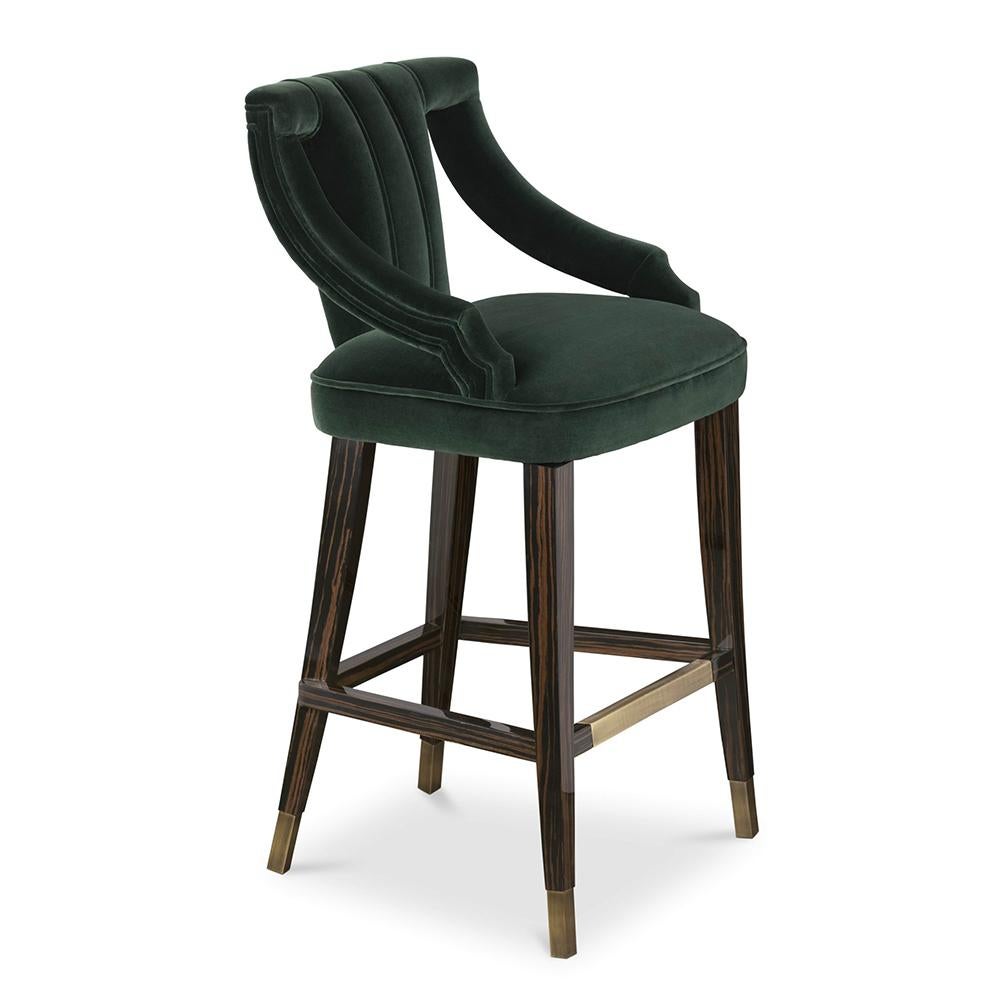 Bar Stool Baila with solid ash wood structure, seat
fully upholstered and covered with green velevt fabric.
Legs in glossy ebony veneer finish with glossy brass
end feet and footrest in front.
Also available on request with other velvet colors.