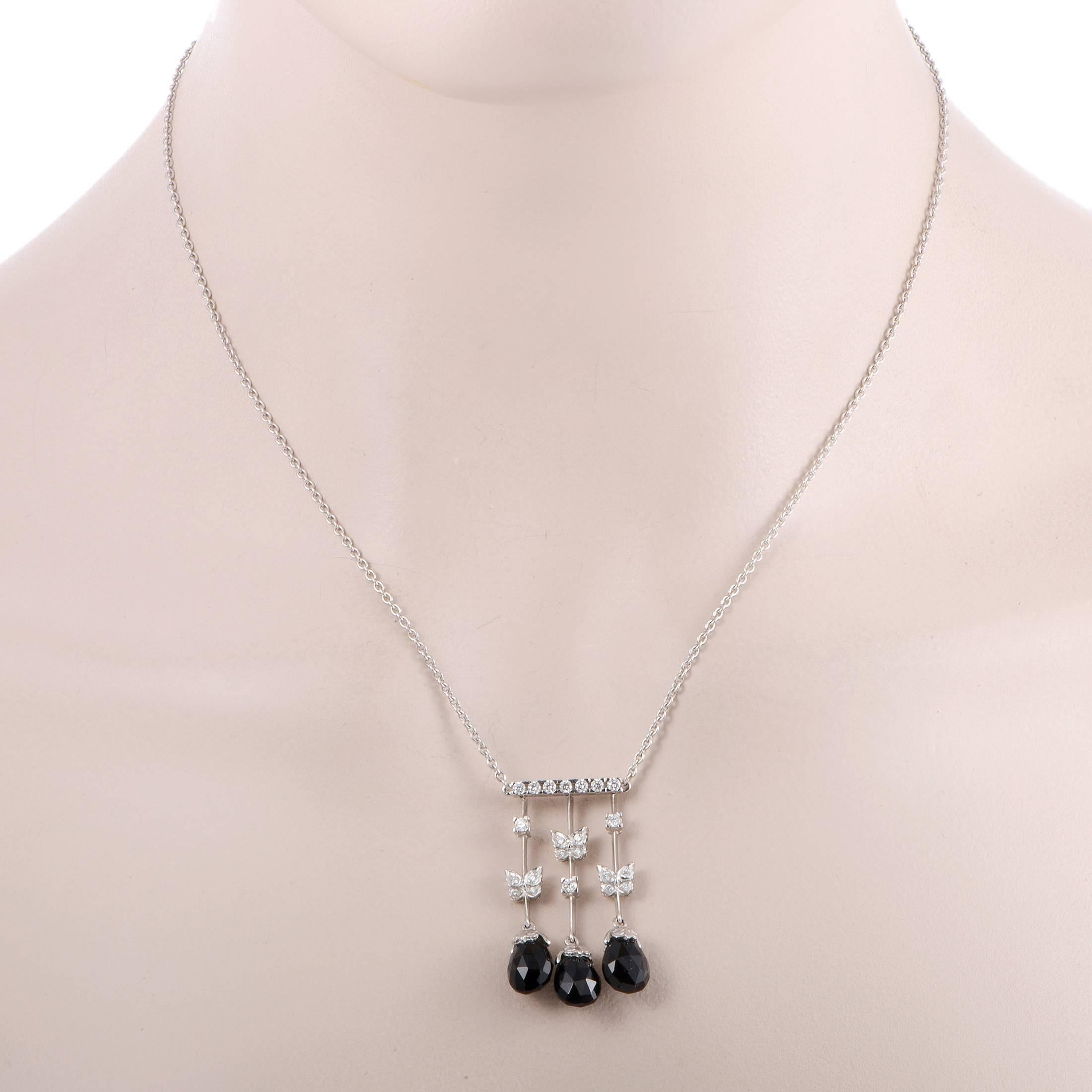 Tastefully designed and made of prestigious 18K white gold, this sublime Carrera y Carrera piece will add a nifty note of elegance to your appearance. The necklace features a gorgeous pendant set with striking onyx and 0.39ct of scintillating