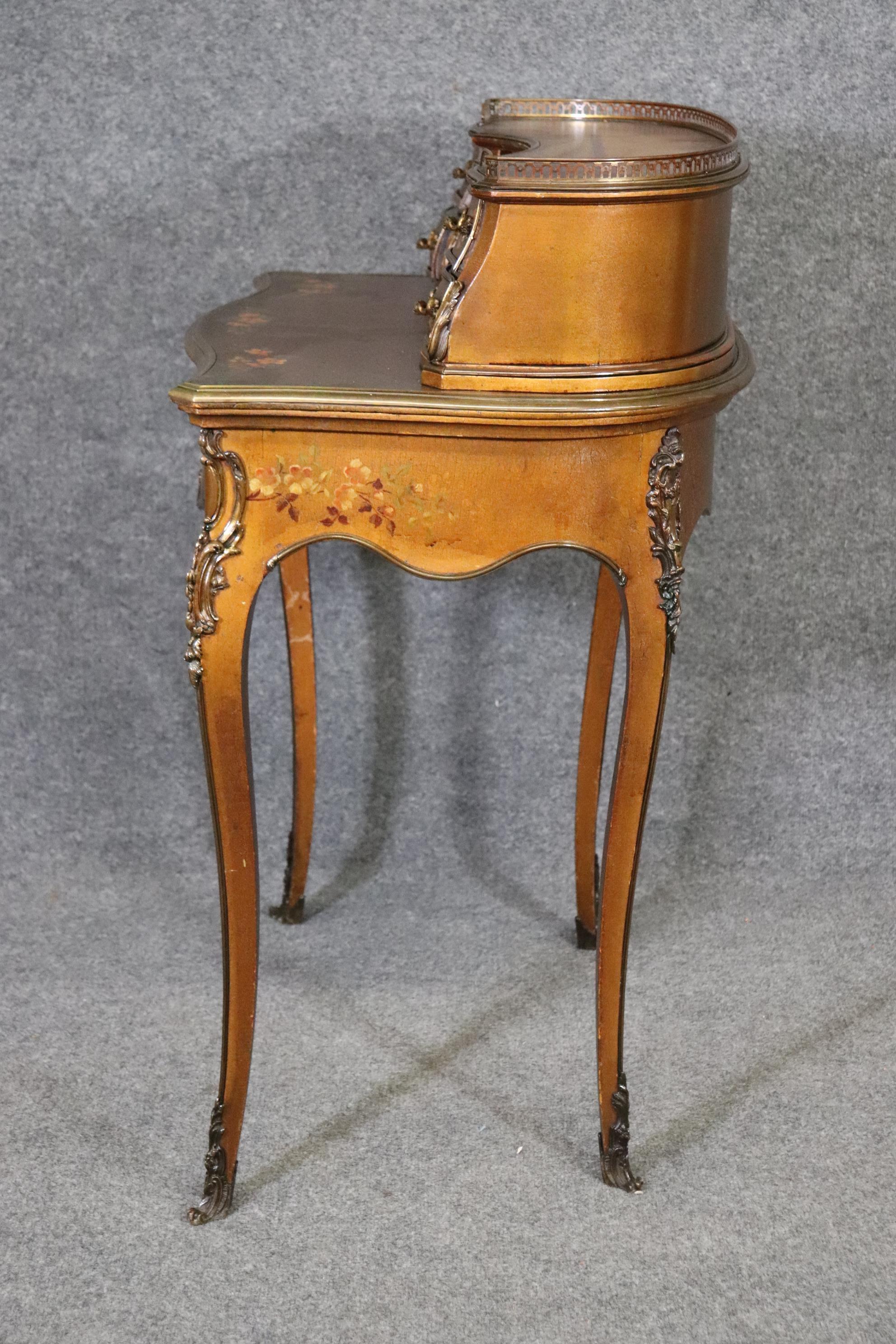 Bailey Banks and Biddle Vernis Martin Painted Desk on Gilded Background Louis XV In Good Condition In Swedesboro, NJ