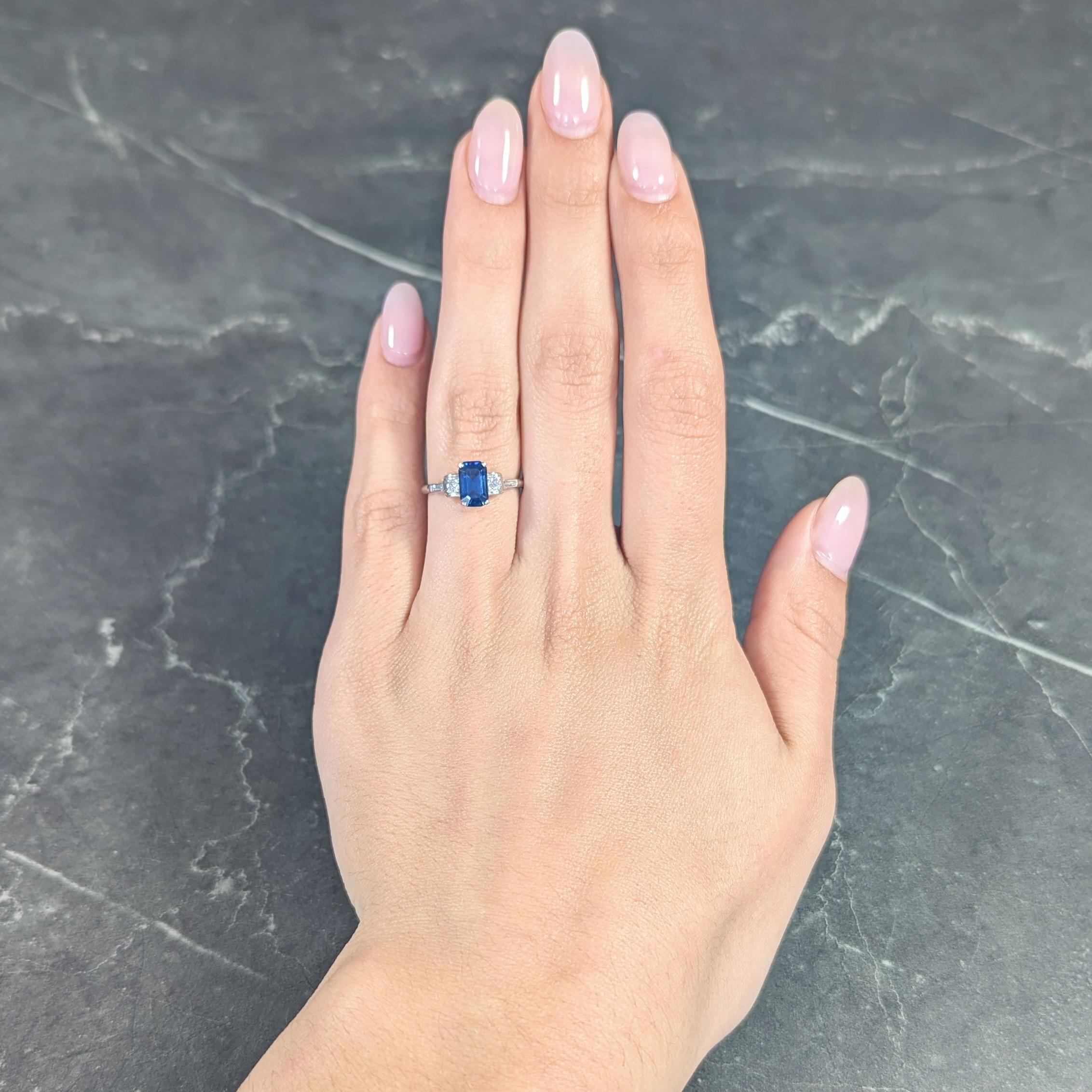 Bailey Banks & Biddle Platinring mit 1,67 Karat Saphir im Smaragdschliff und Diamant im Angebot 4