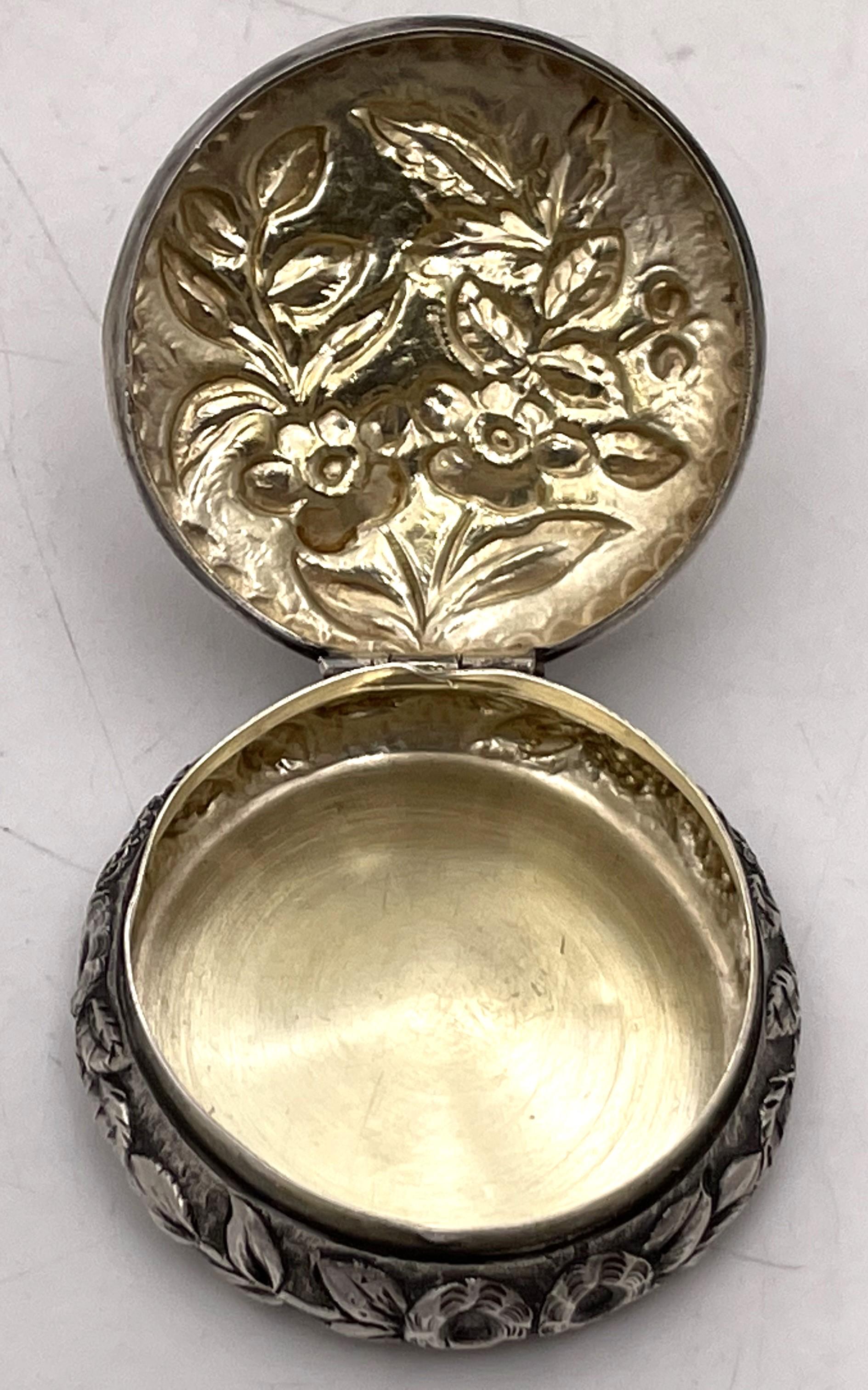 Bailey, Banks & Biddle Repousse Pillbox aus Sterlingsilber aus dem späten 19. Jahrhundert (Silber) im Angebot