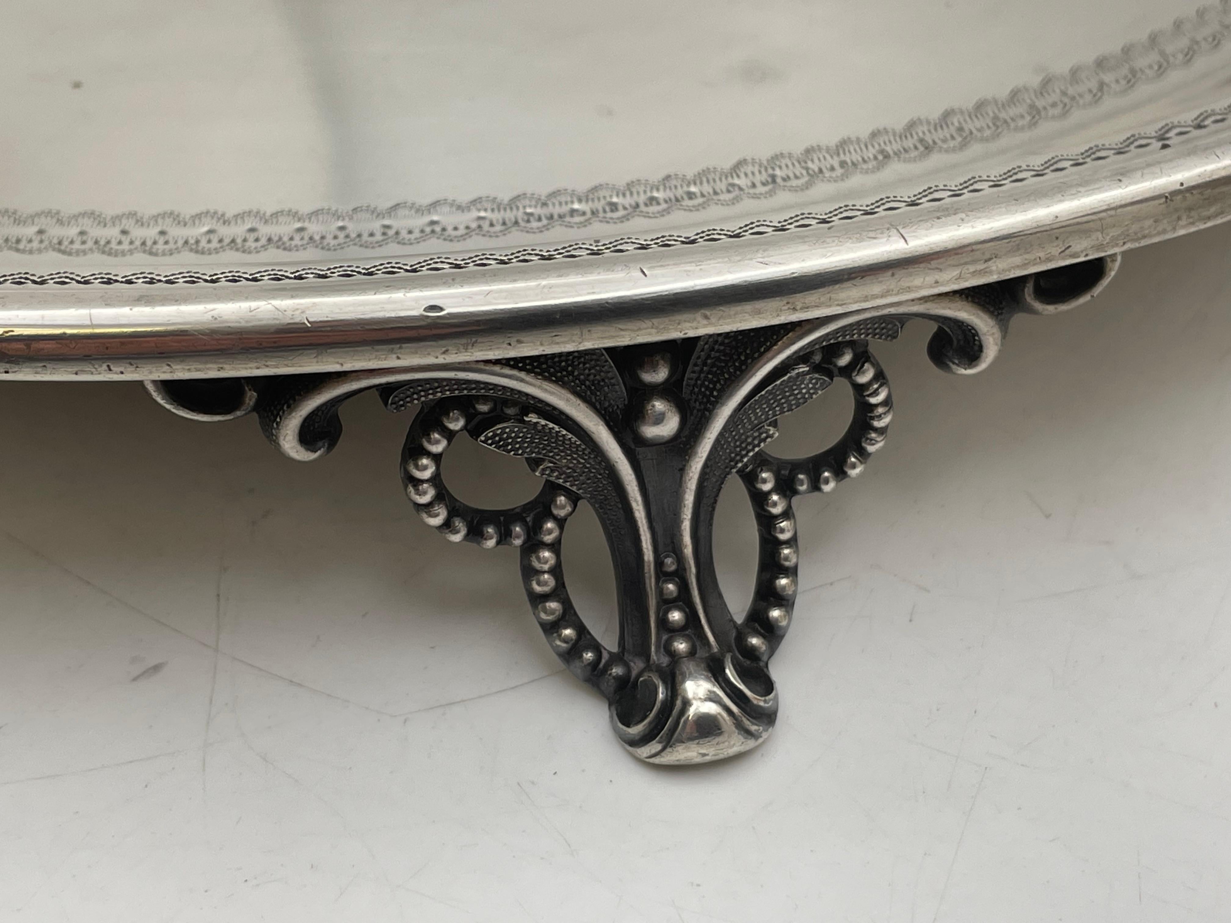 Argent sterling Bailey & Co. Plat à soulever/ plat surélevé en argent sterling des années 1850 en vente