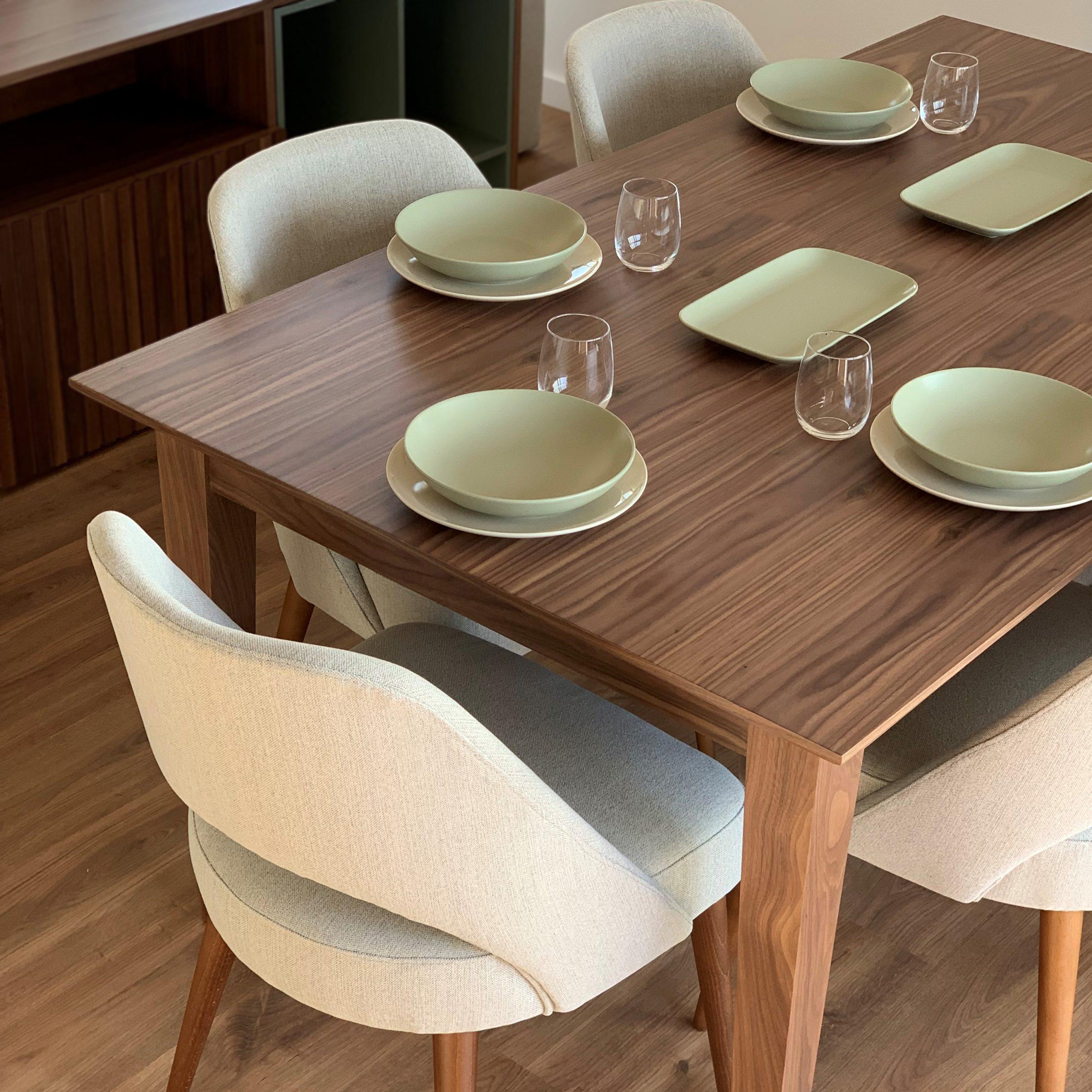 Elegant and minimalist dining table. A piece that combines with any environment.
A model easily customized in dimensions and materials. Can be extended to 50cm.