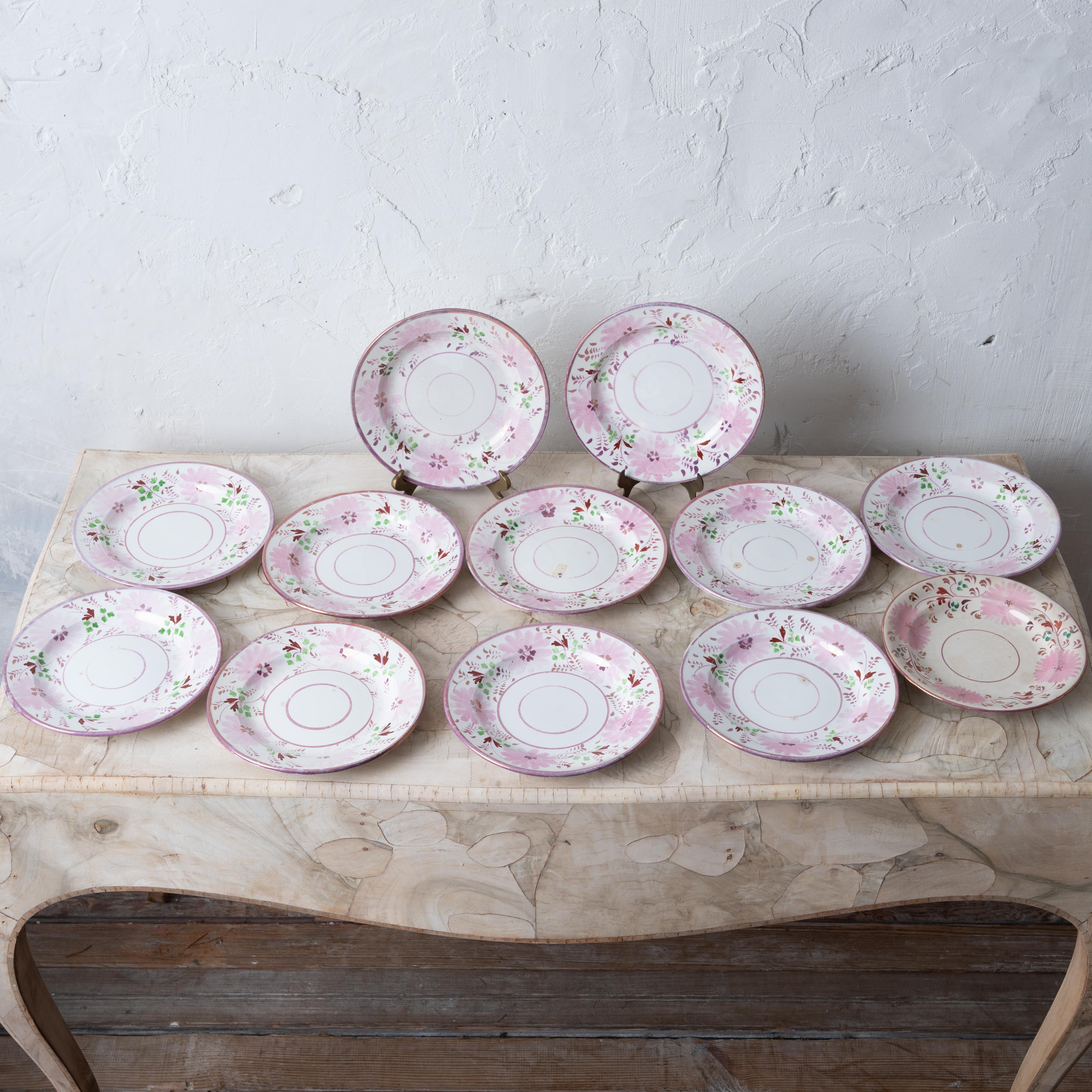Satz von zwölf Bailey & Harvey Staffordshire rosa Lüster Untertassen, um 1830.



7 ¾ Zoll breit und ¾ Zoll hoch 



