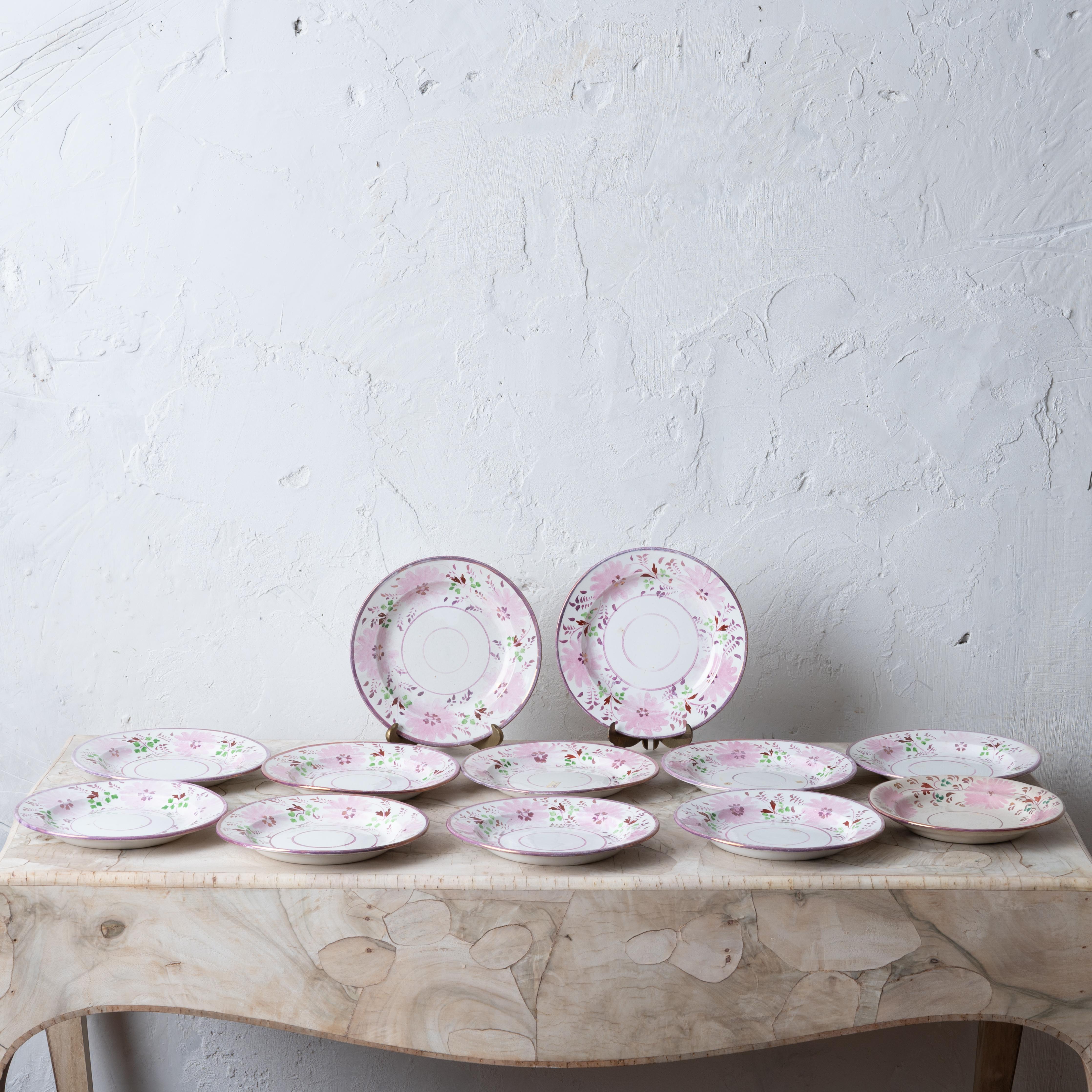 Bailey & Harvey Staffordshire Pink Lustre Untertassen - Satz von 12 (Englisch) im Angebot