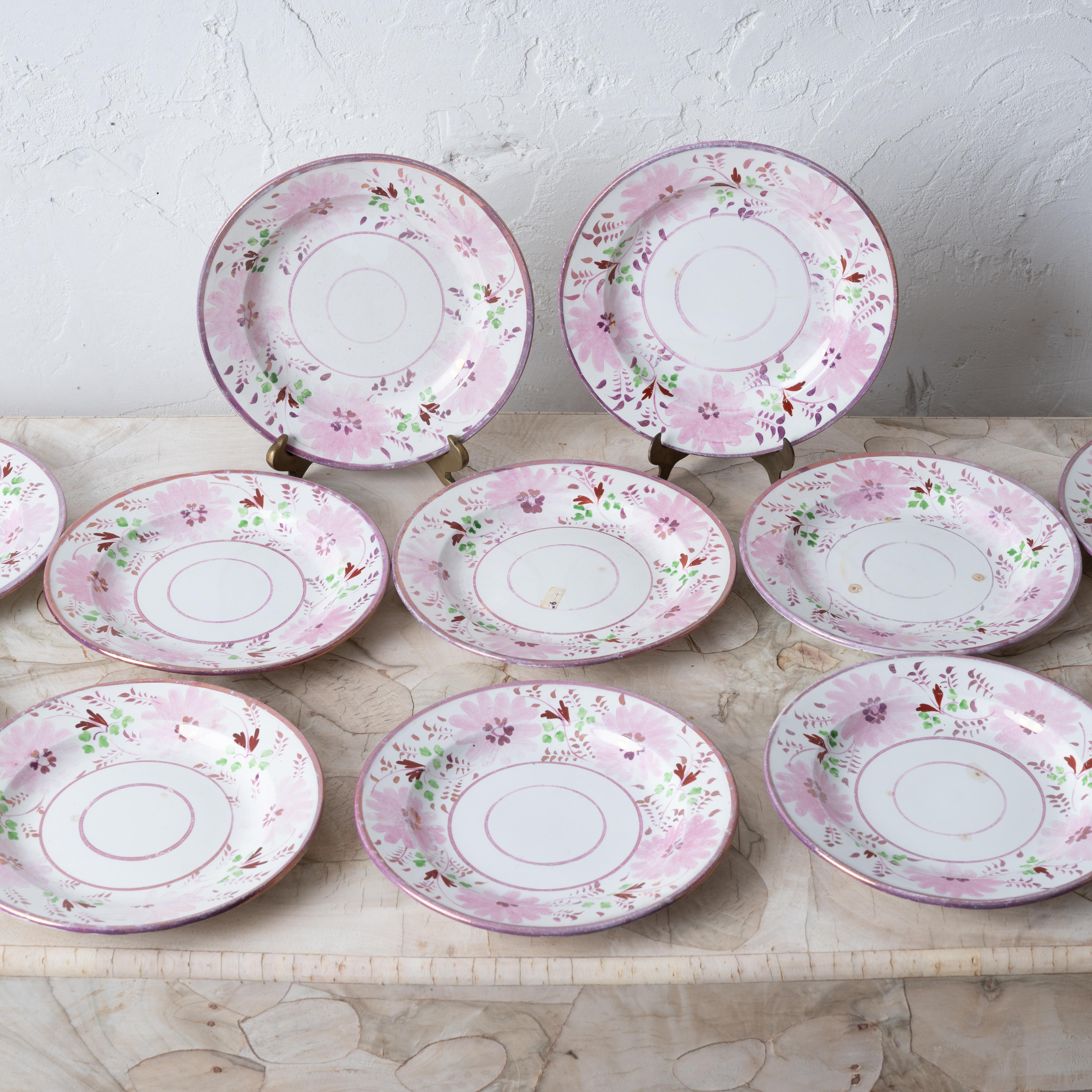 Bailey & Harvey Staffordshire Pink Lustre Untertassen - Satz von 12 im Zustand „Gut“ im Angebot in Savannah, GA