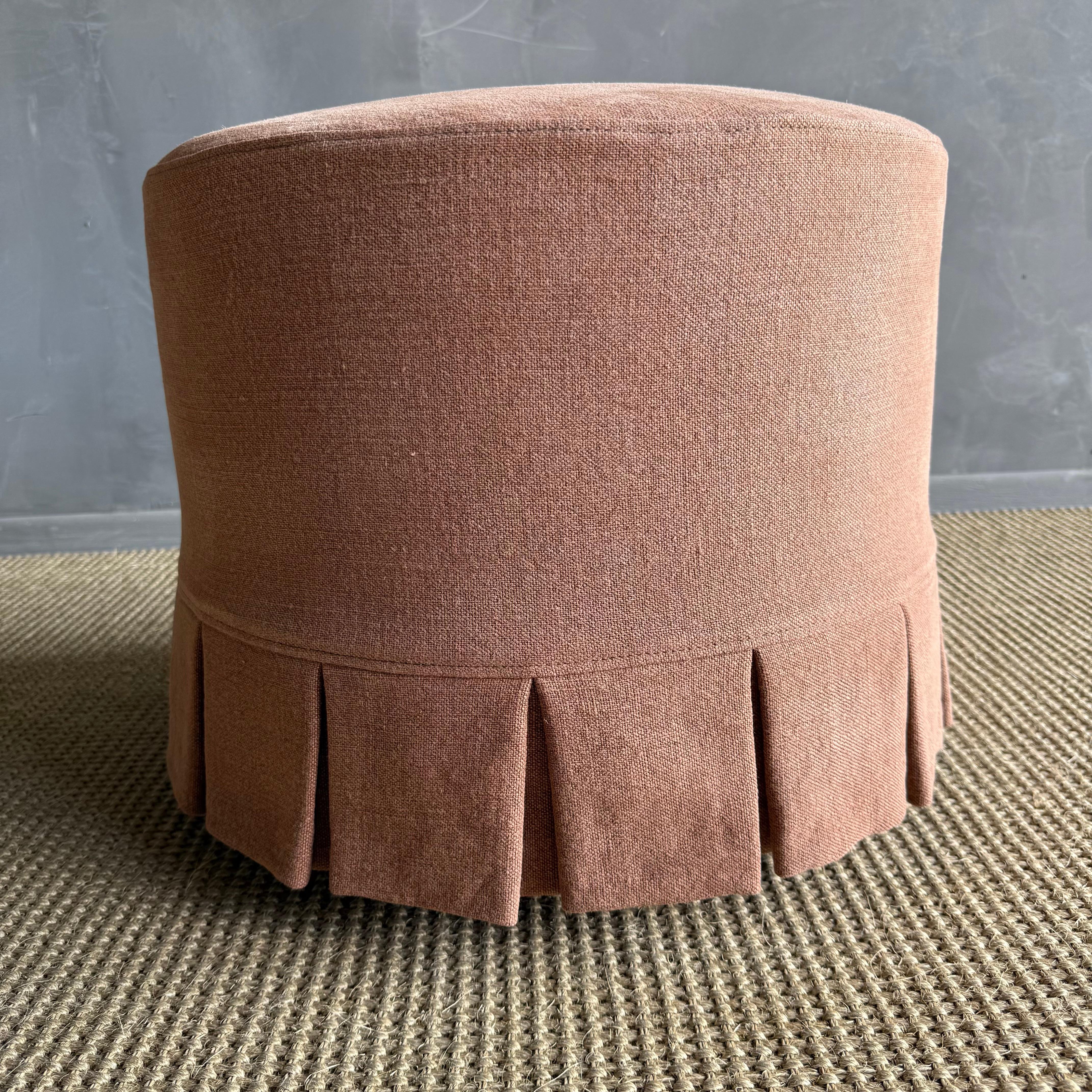 Bailey Havane Otomana Cubierta con Falda Plisada en Nuevo estado para la venta en Old Town Orange, CA