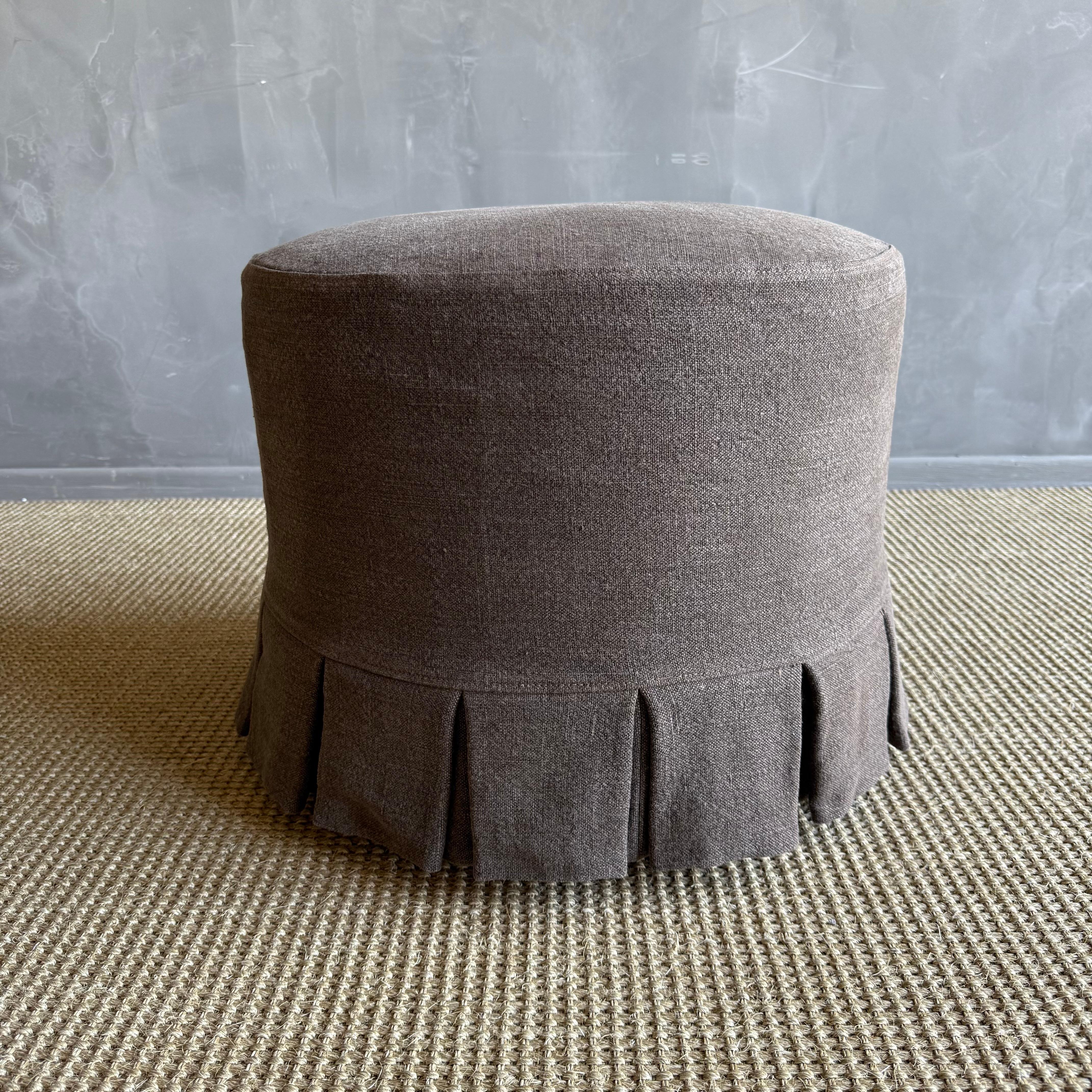 Organique Bailey Ottoman Slip Covered in Pleated Linen Cafe Noir en vente