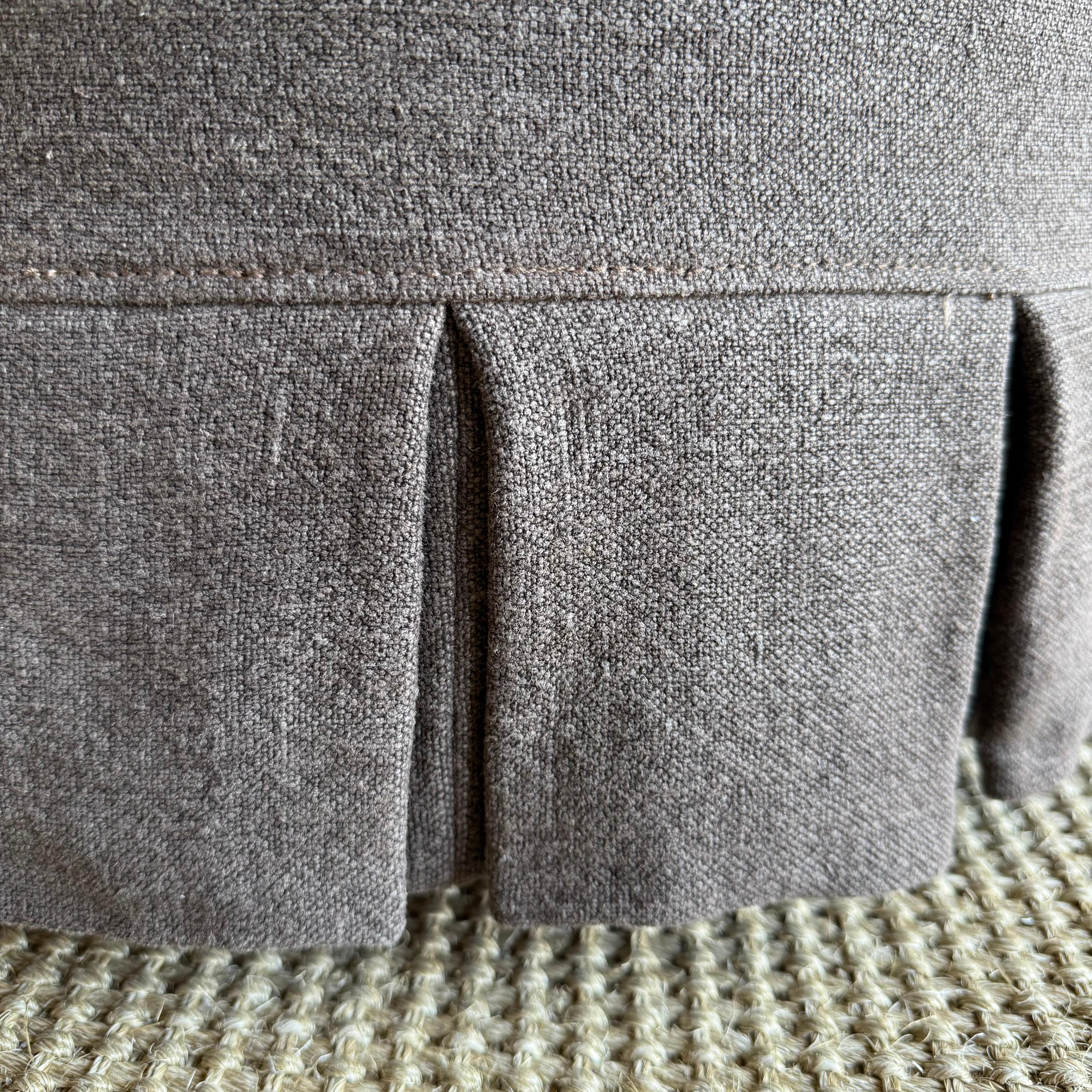 Bailey Ottoman Slip Covered in Pleated Linen Cafe Noir Neuf - En vente à Old Town Orange, CA