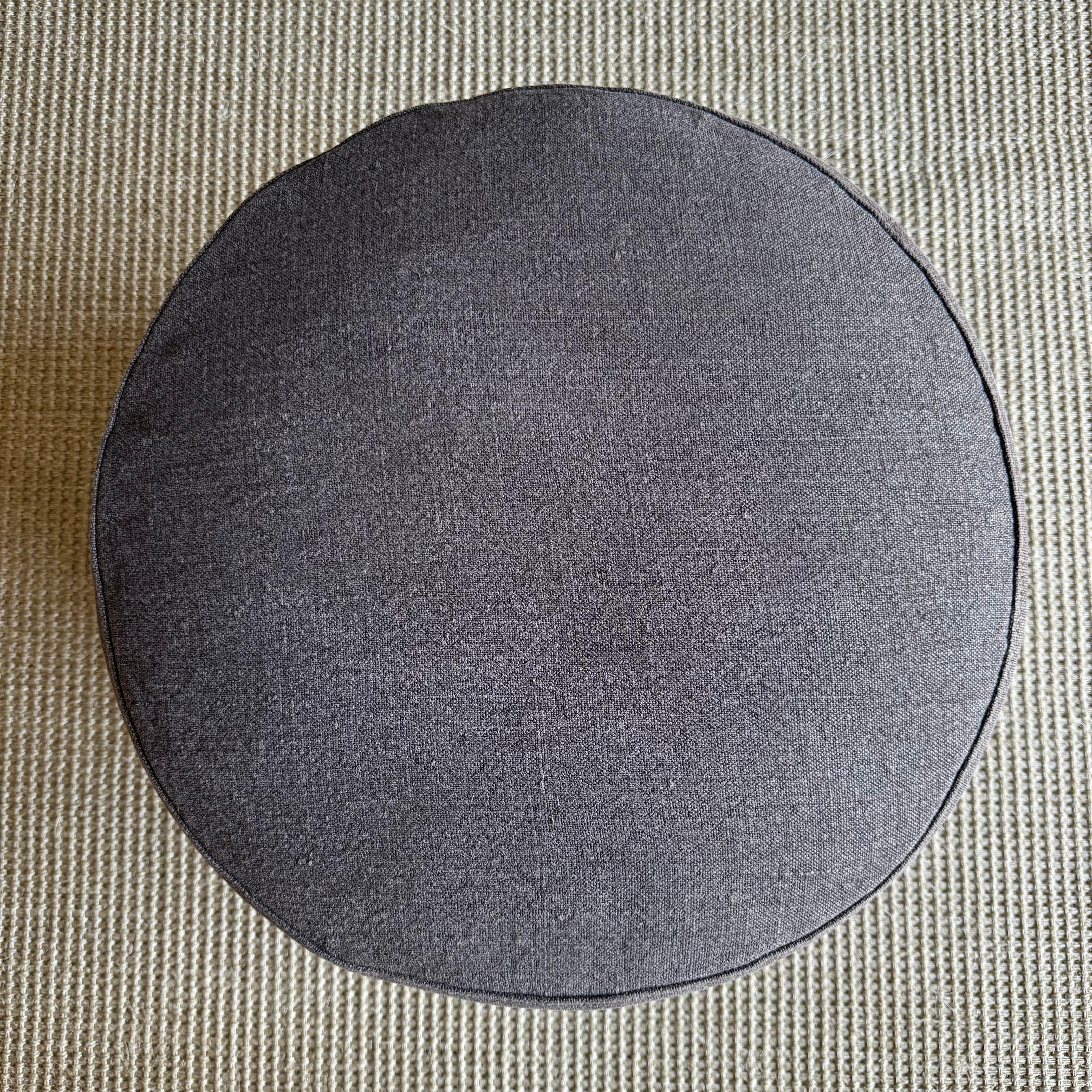 XXIe siècle et contemporain Bailey Ottoman Slip Covered in Pleated Linen Cafe Noir en vente