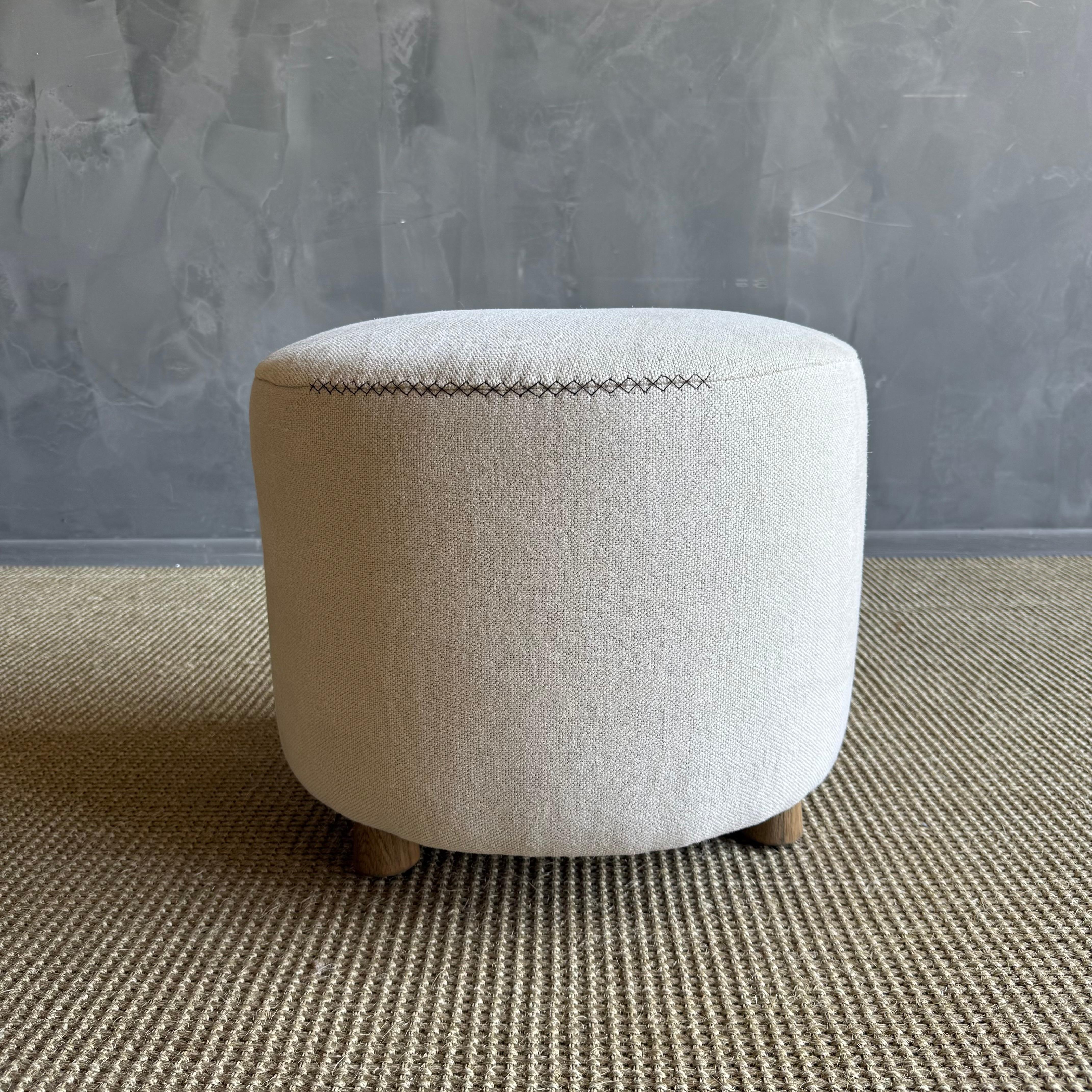 Bailey Ottoman Slip Covered in Pleated Linen Cafe Noir en vente 1