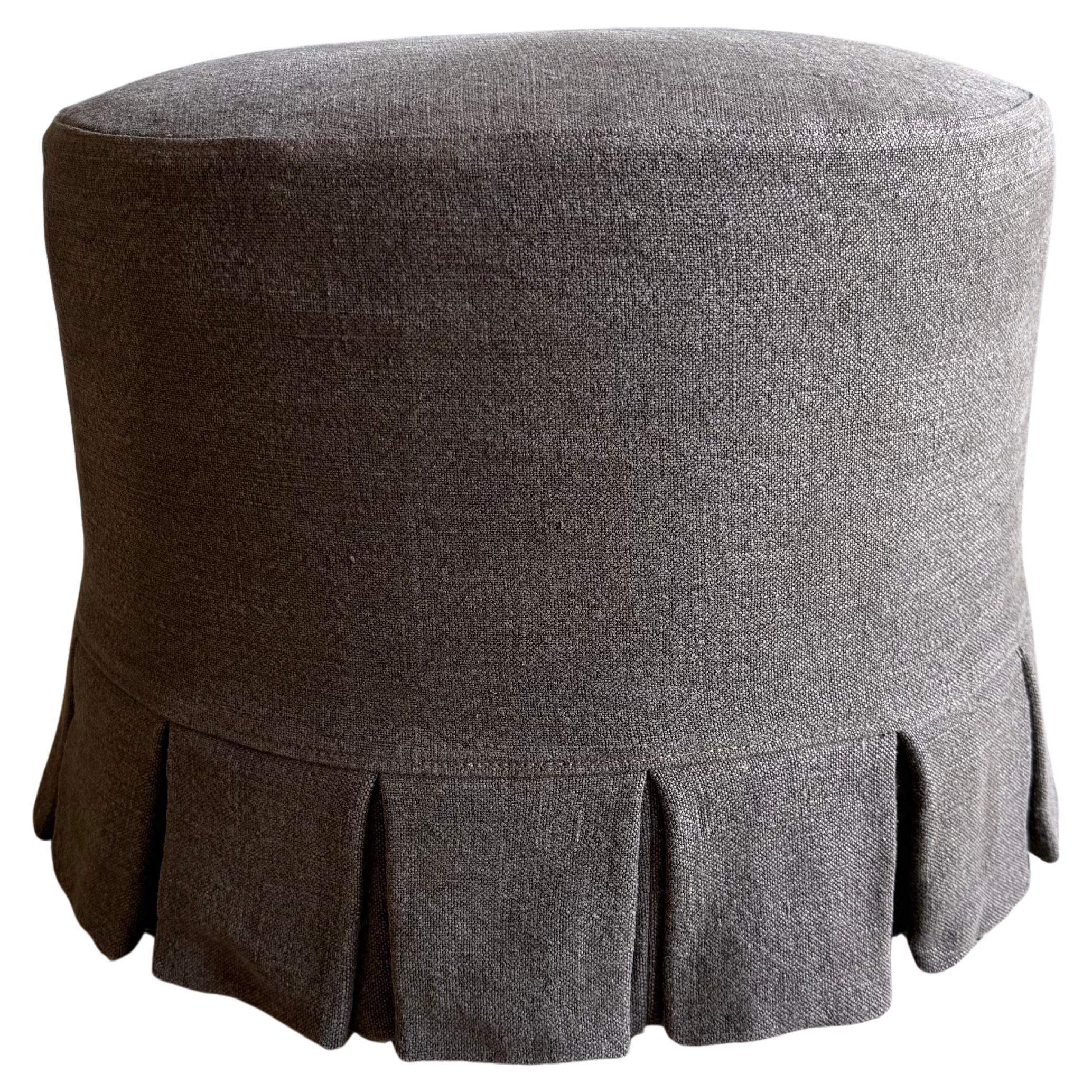 Bailey Ottoman Slip Covered in Pleated Linen Cafe Noir en vente
