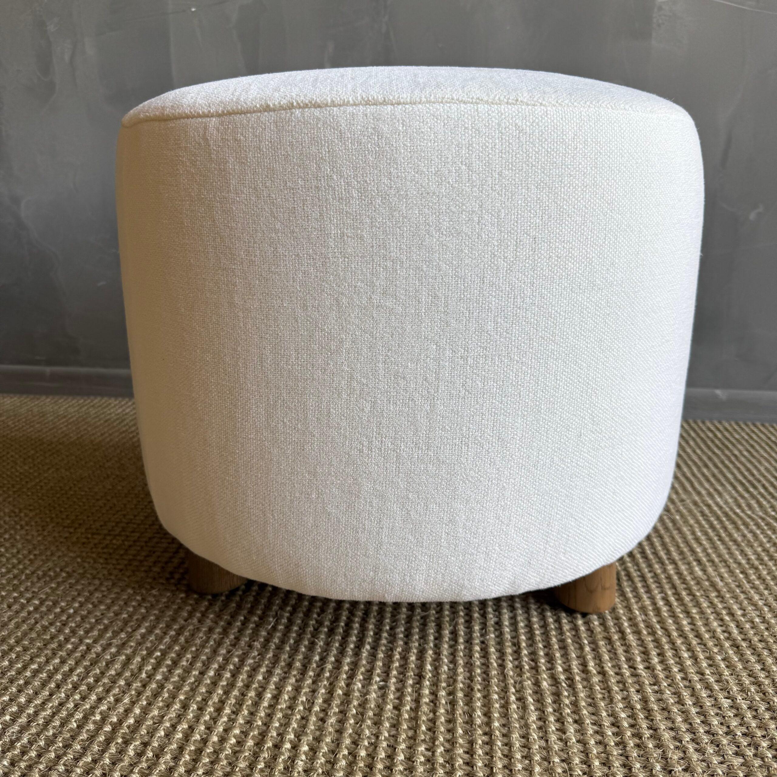 Ti presentiamo l'ottomana rotonda Bailey, di bloom home inc.

Rivestito in un sofisticato tessuto di canapa, questo pouf è versatile ed elegante. La robusta struttura in legno massiccio garantisce una lunga durata, mentre la schiuma a densità media