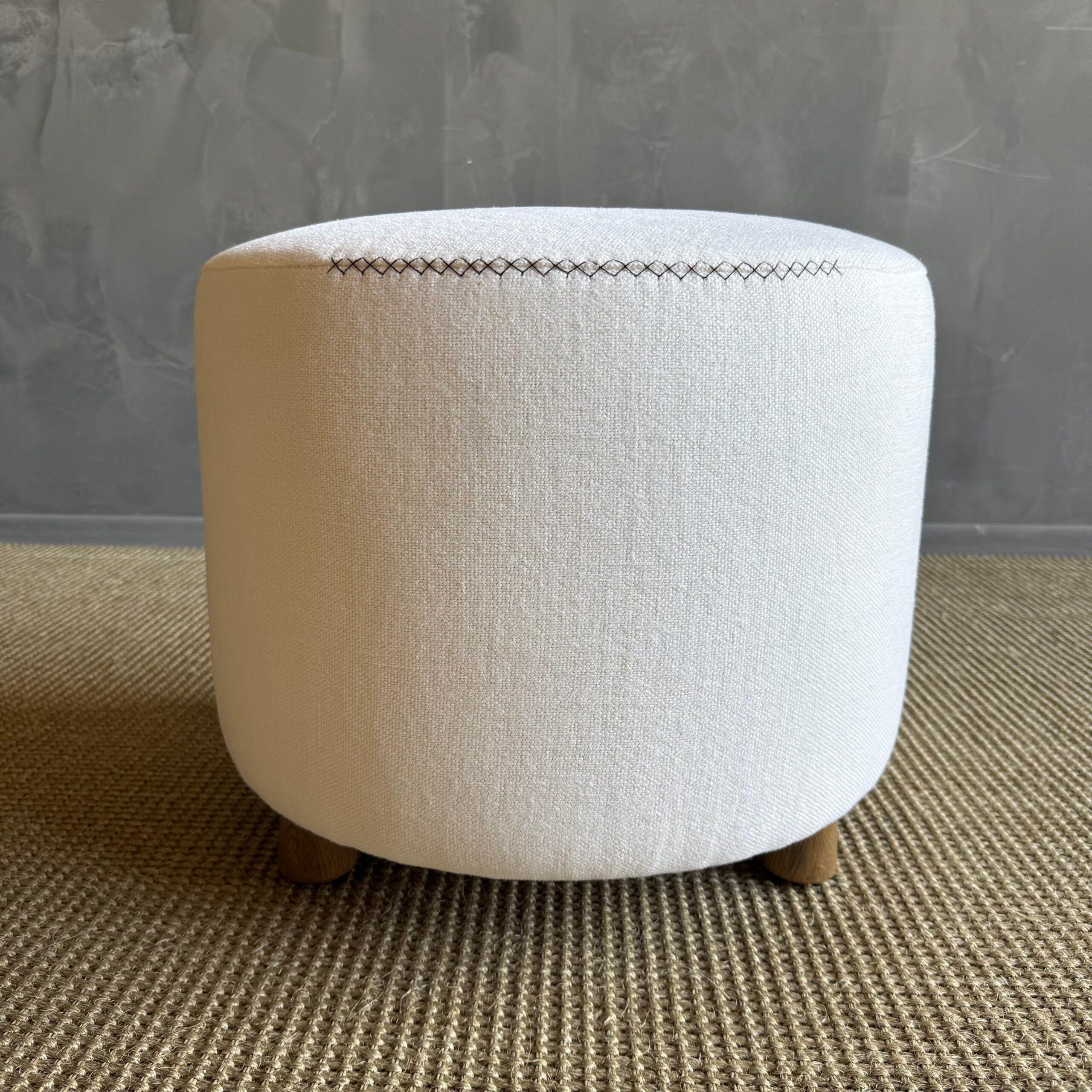 Organico moderno Pouf in canapa Bailey Oyster con gambe in Oak in vendita