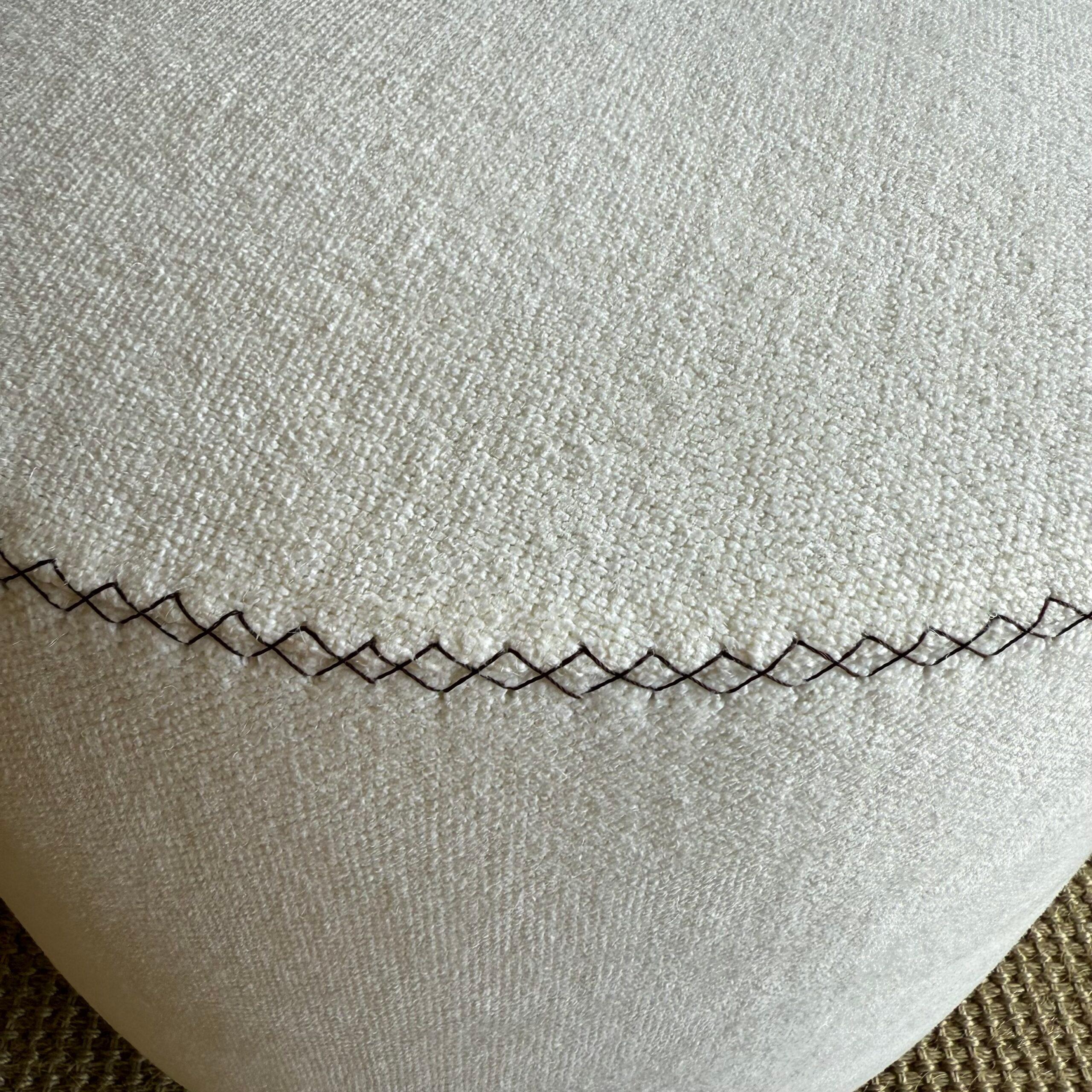 XXI secolo e contemporaneo Pouf in canapa Bailey Oyster con gambe in Oak in vendita