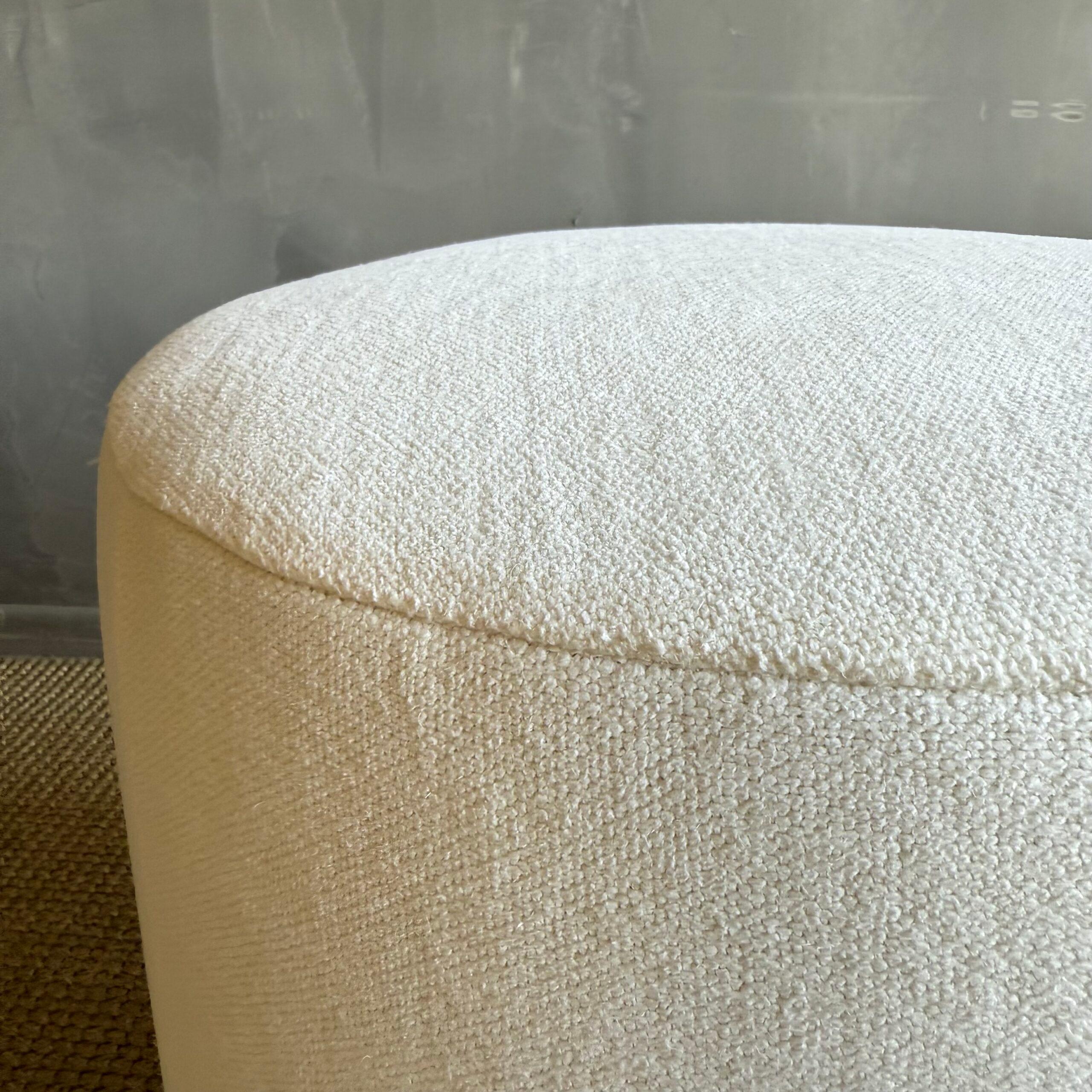 Canapa Pouf in canapa Bailey Oyster con gambe in Oak in vendita