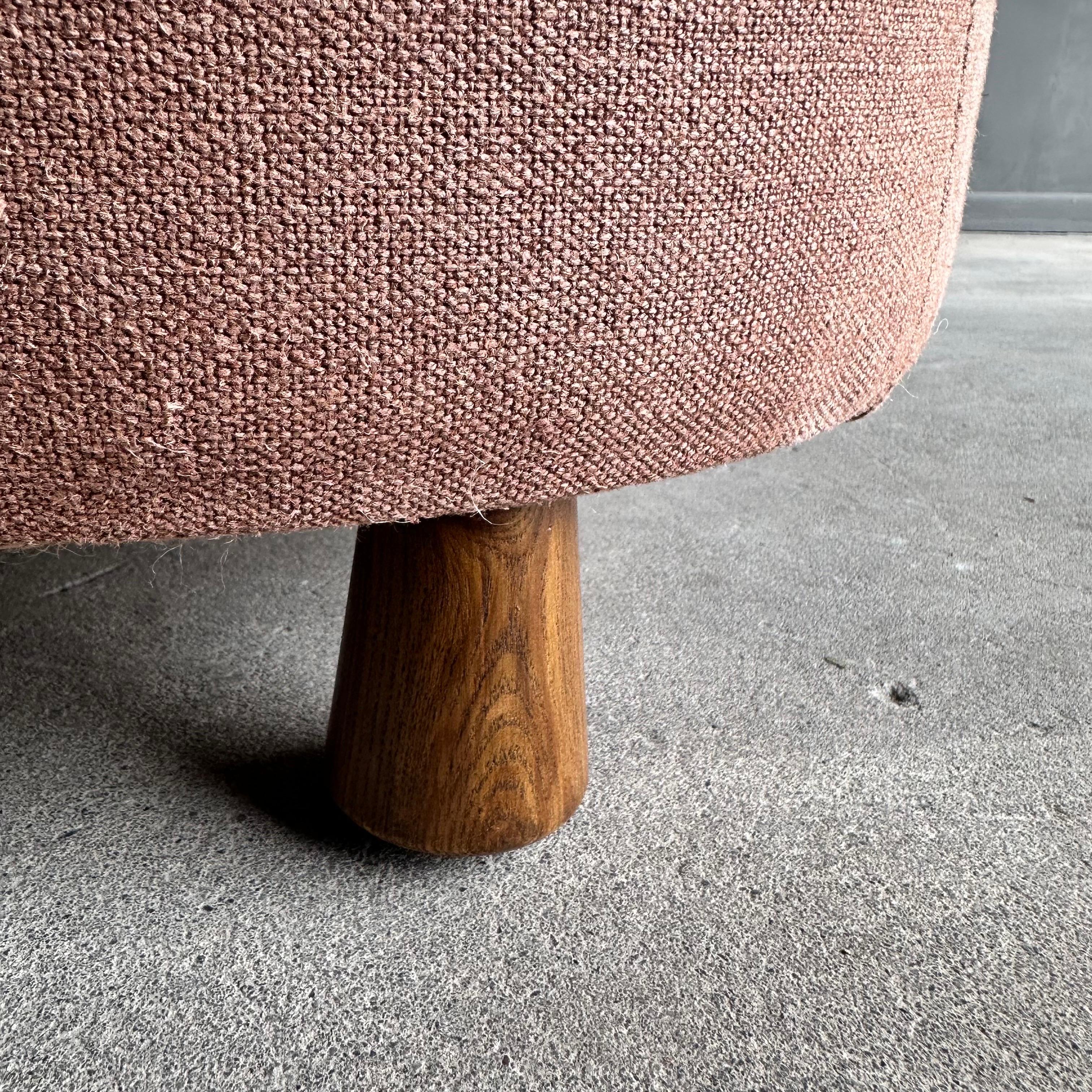 Sgabello rotondo Bailey in lino Havane con dettagli cuciti a mano e gambe in Oak Oak. In condizioni Nuovo in vendita a Old Town Orange, CA