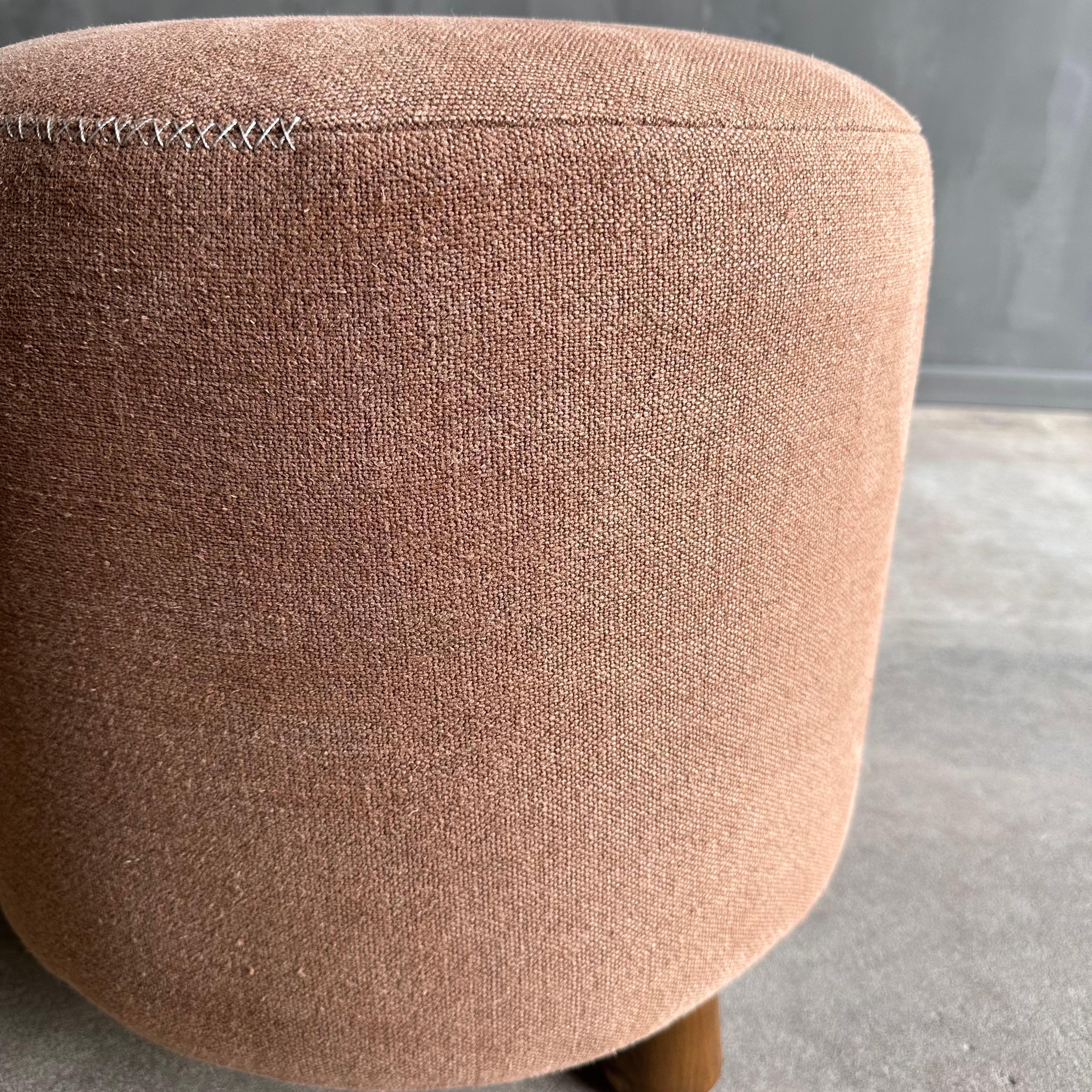 Sgabello rotondo Bailey in lino Havane con dettagli cuciti a mano e gambe in Oak Oak. in vendita 1