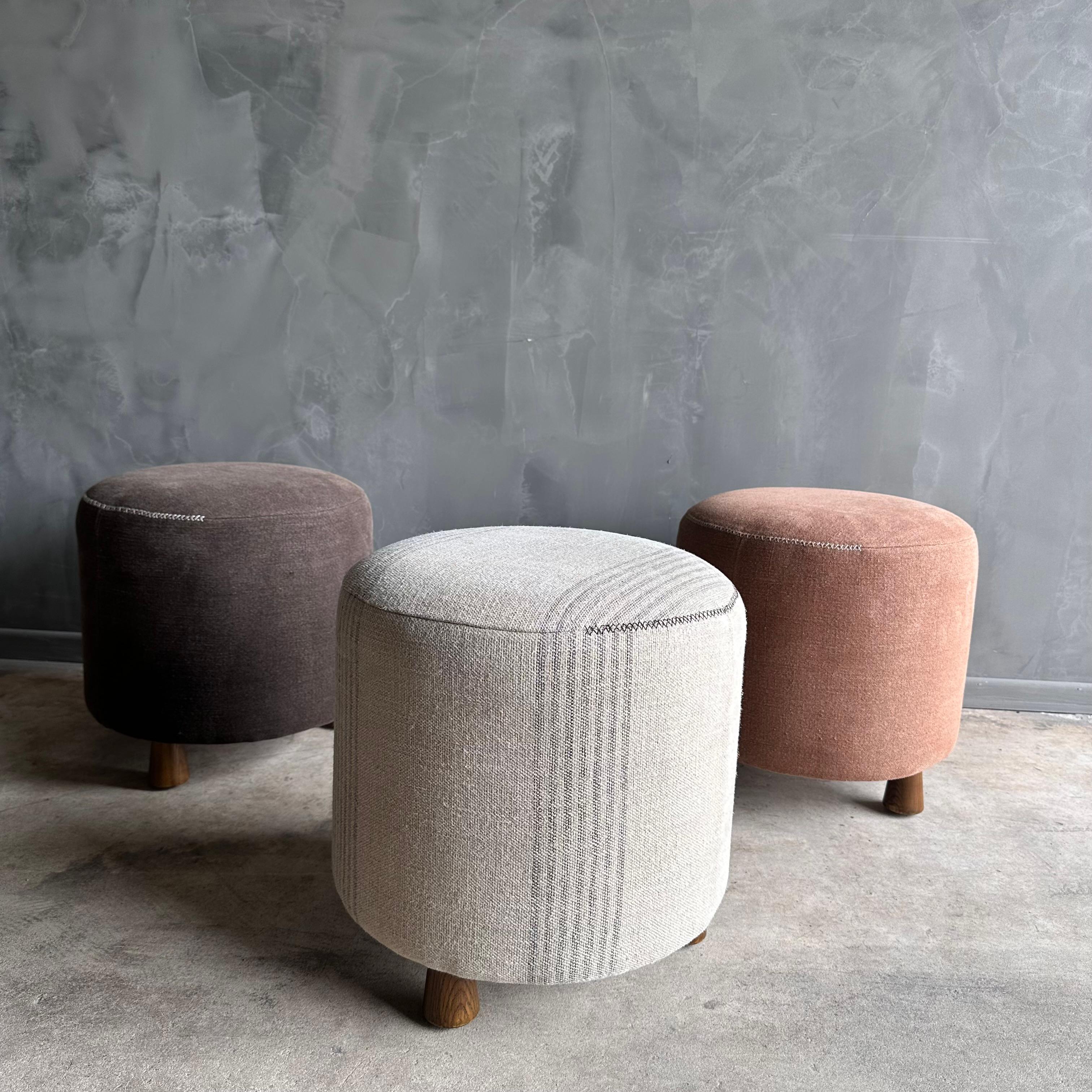 Tabouret rond Bailey à rayures de lin avec détails cousus à la main et pieds en chêne blanc en vente 5