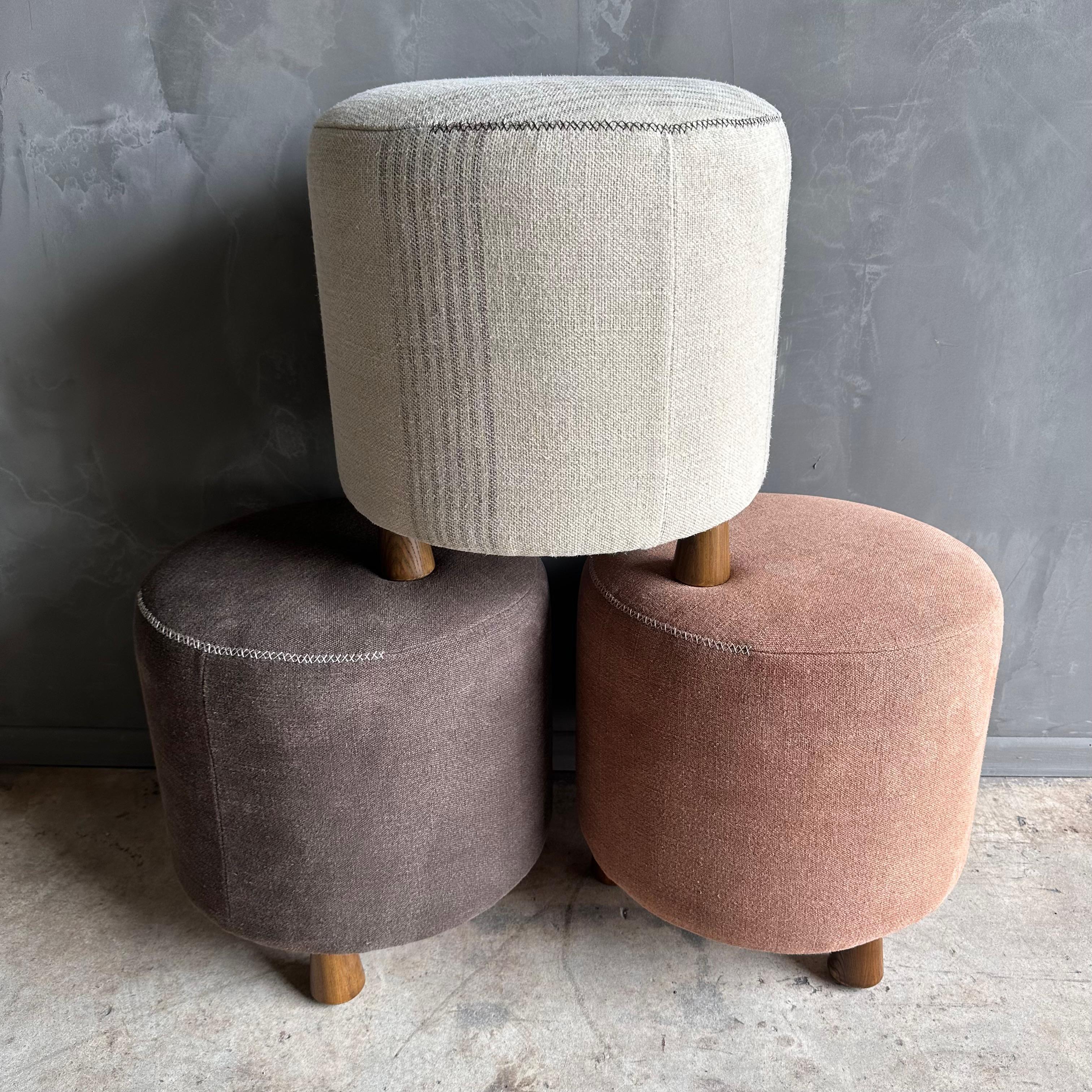 Tabouret rond Bailey à rayures de lin avec détails cousus à la main et pieds en chêne blanc en vente 6