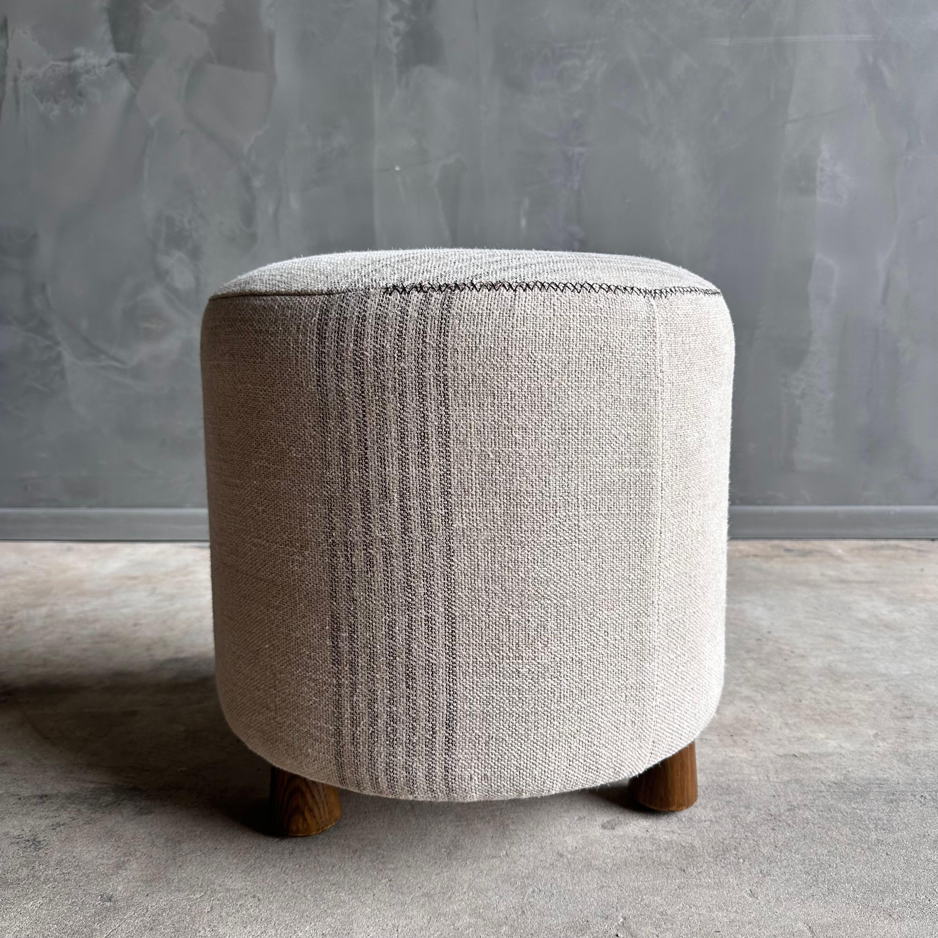 Tabouret rond Bailey à rayures de lin avec détails cousus à la main et pieds en chêne blanc Neuf - En vente à Old Town Orange, CA