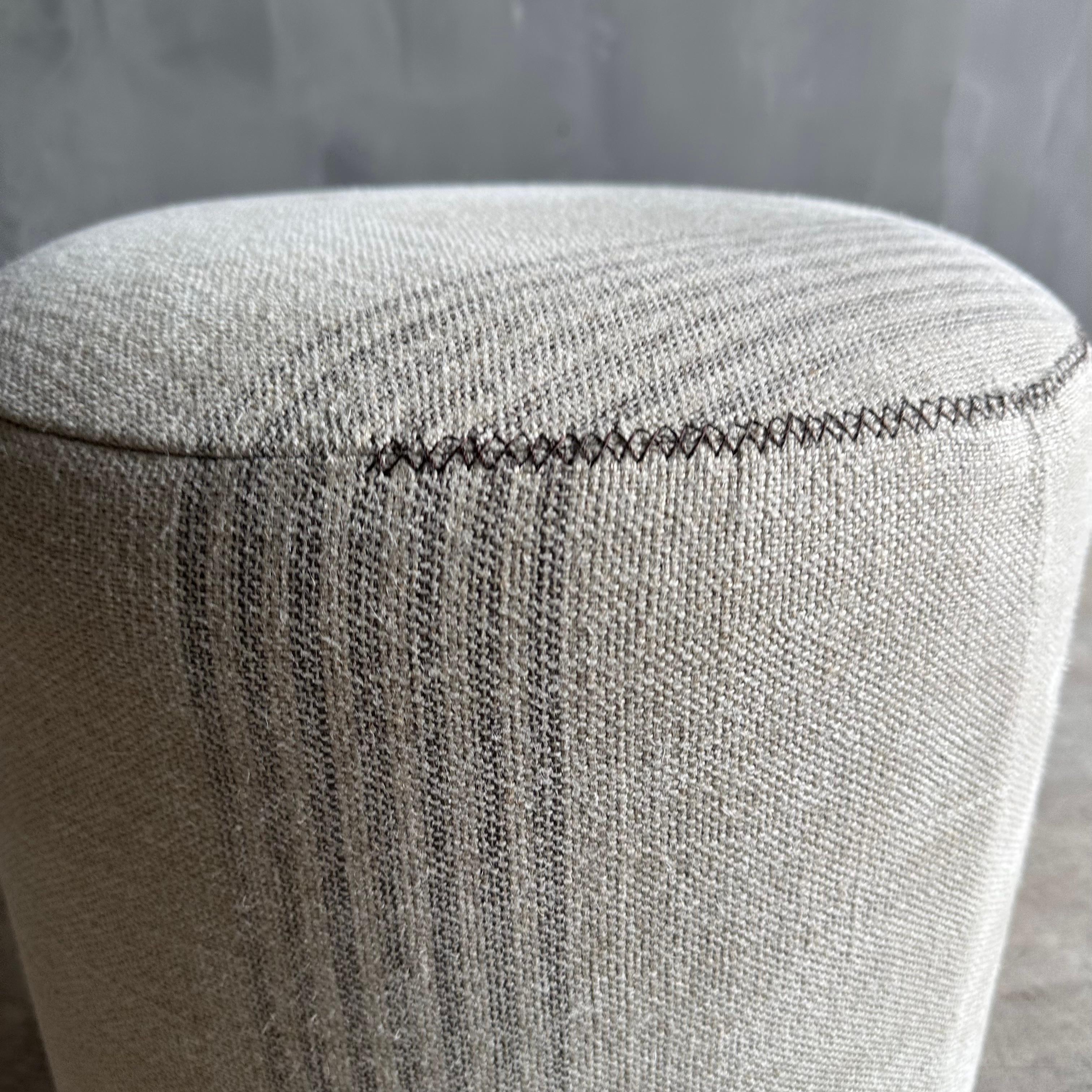 XXIe siècle et contemporain Tabouret rond Bailey à rayures de lin avec détails cousus à la main et pieds en chêne blanc en vente