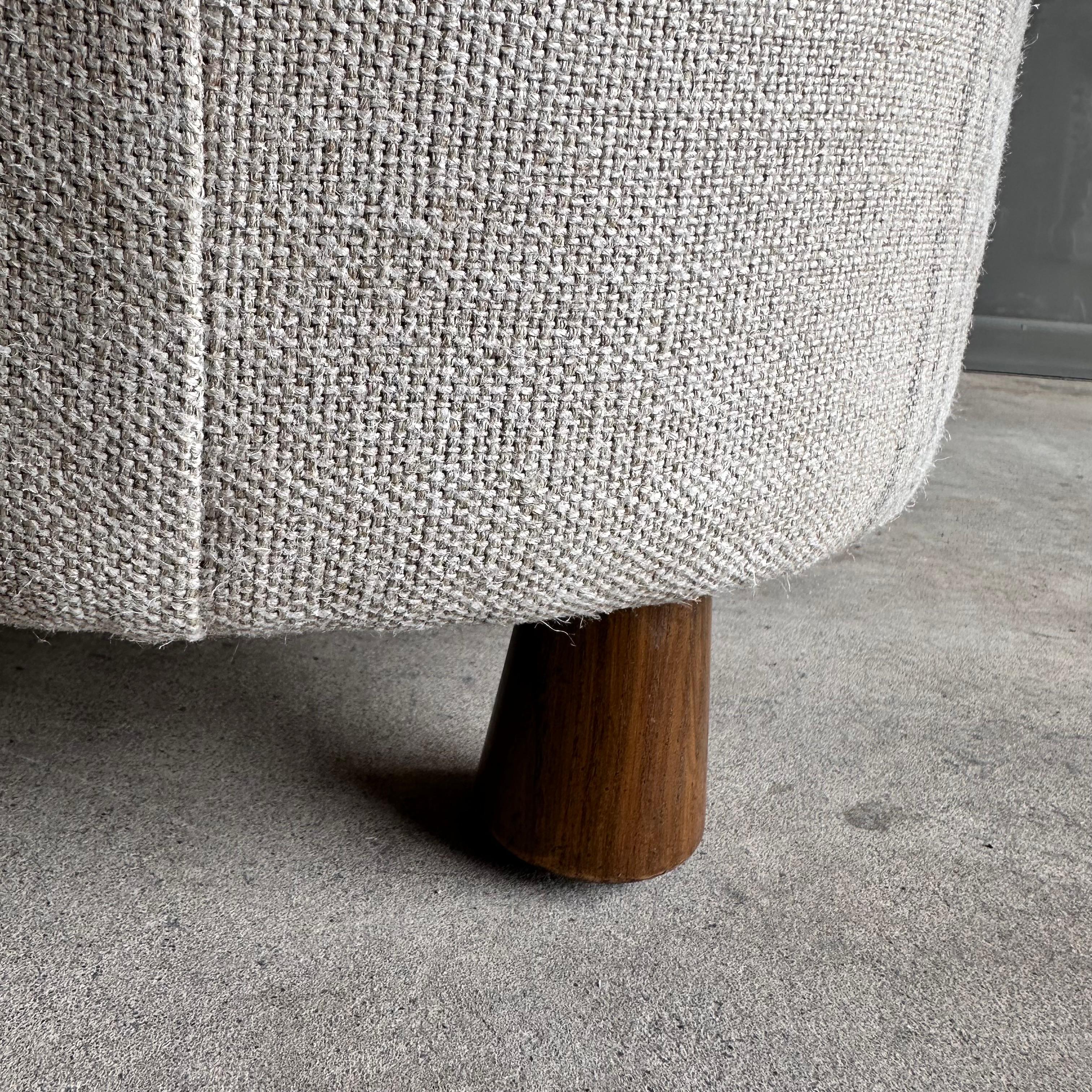 Tabouret rond Bailey à rayures de lin avec détails cousus à la main et pieds en chêne blanc en vente 1
