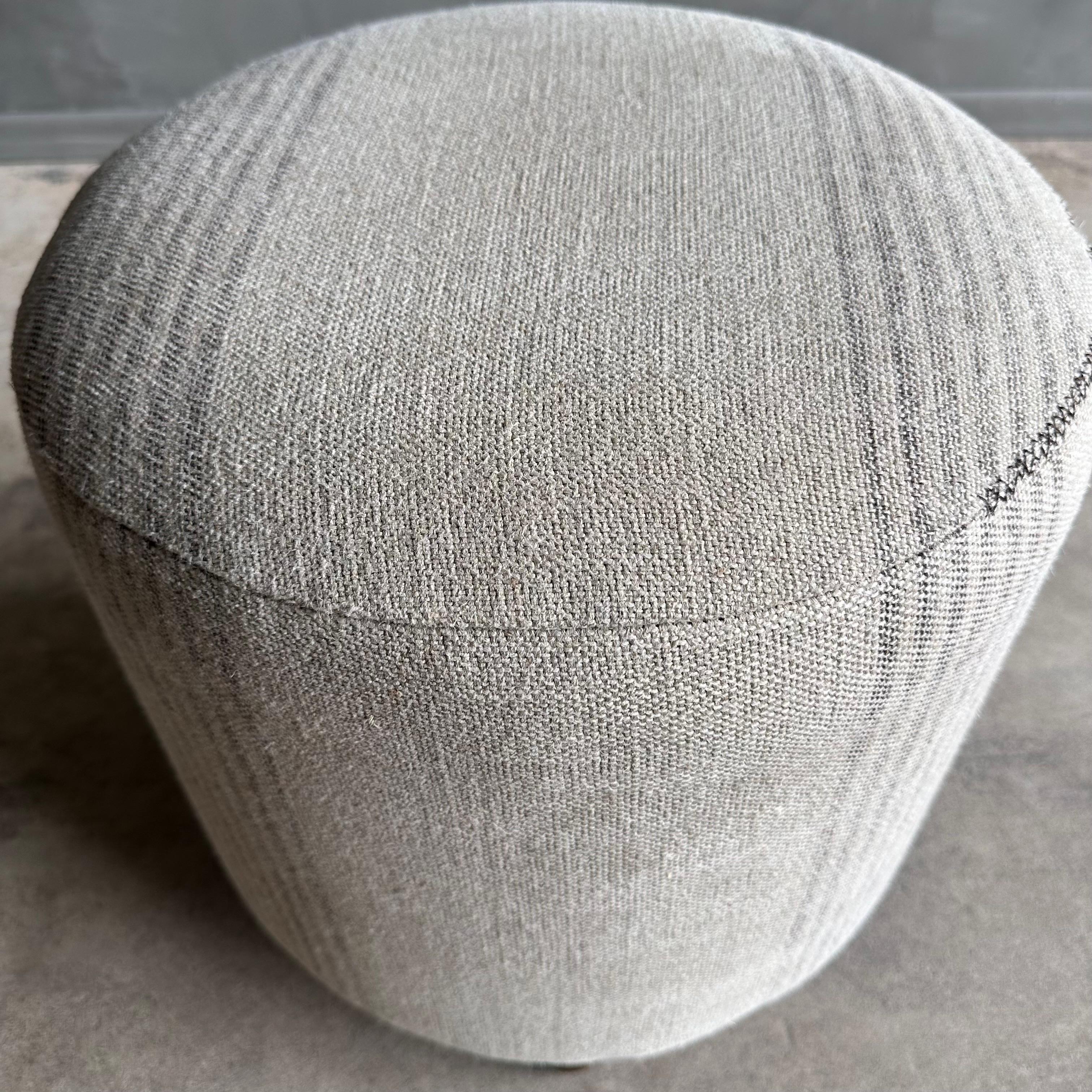 Tabouret rond Bailey à rayures de lin avec détails cousus à la main et pieds en chêne blanc en vente 2