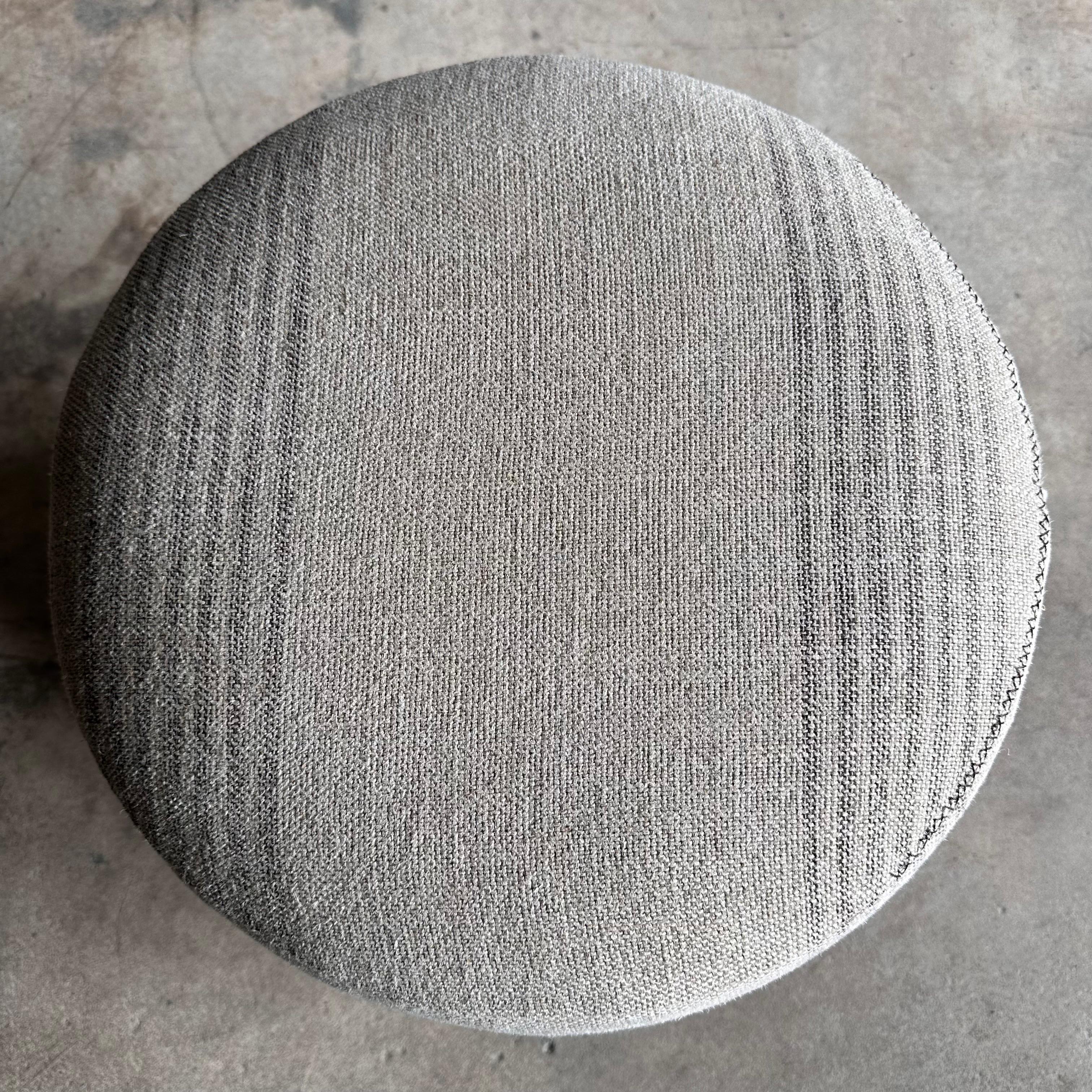 Tabouret rond Bailey à rayures de lin avec détails cousus à la main et pieds en chêne blanc en vente 3