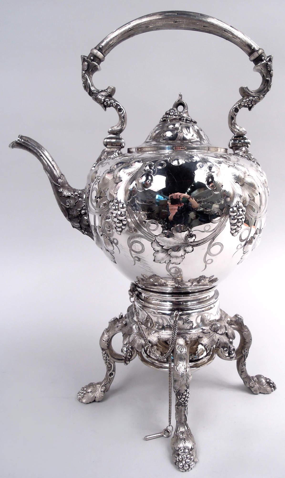 Viktorianisches Kaffee- und Teeservice aus Silber mit klassischer Münze, um 1850. Dieses Set besteht aus 6 Teilen: Heißwasserkocher auf Ständer, Kaffeekanne, Teekanne, Milchkännchen, Zucker und Abfallbehälter. Bauchige, eiförmige Körper mit