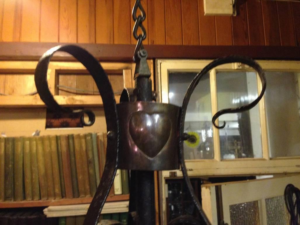 Anglais Plafonnier Arts & Crafts en cuivre et fer forgé fait à la main de M H Baillie Scott en vente