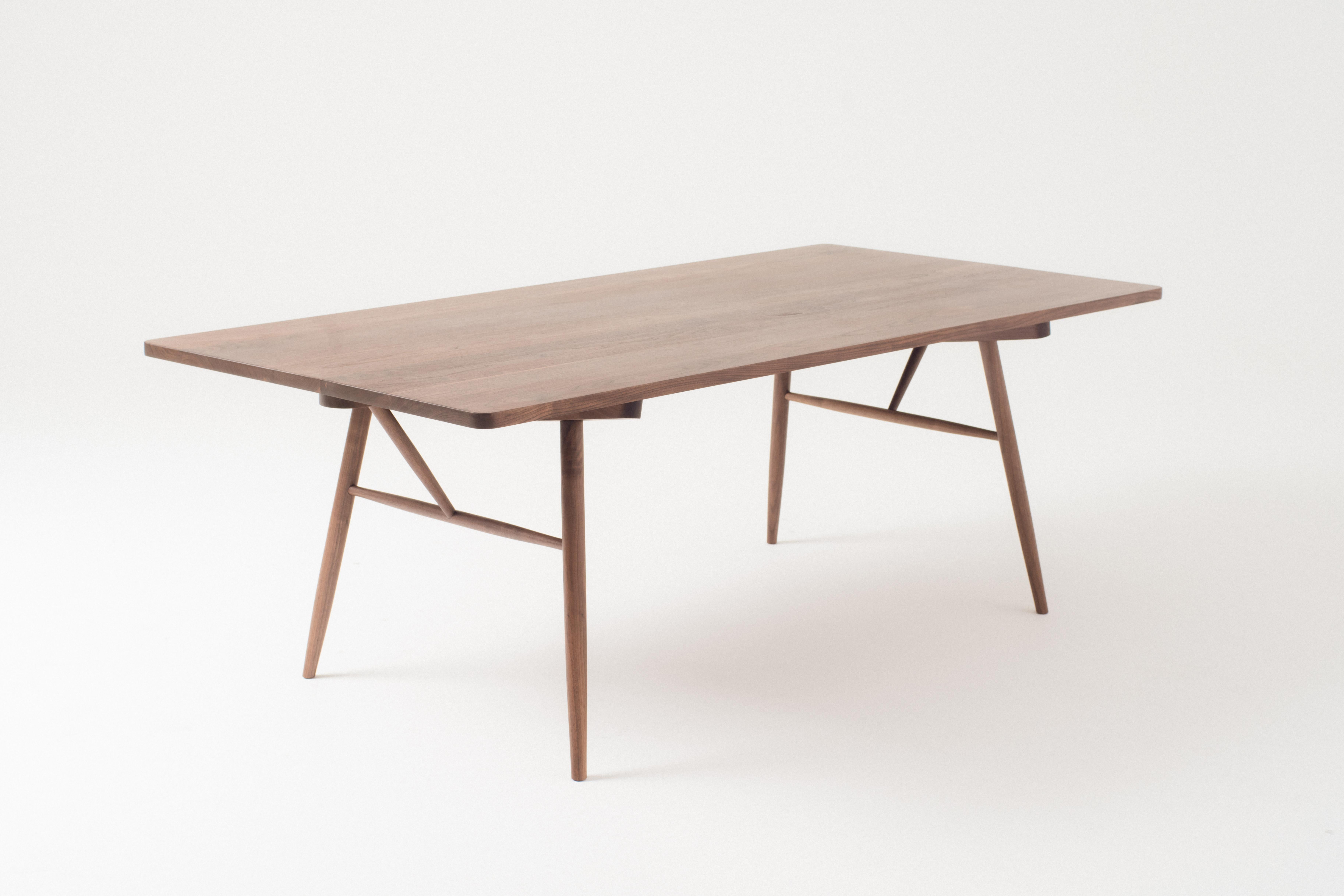 Américain Table familiale Bainbridge, table de salle à manger moderne et personnalisée en chêne blanc ou en noyer en vente