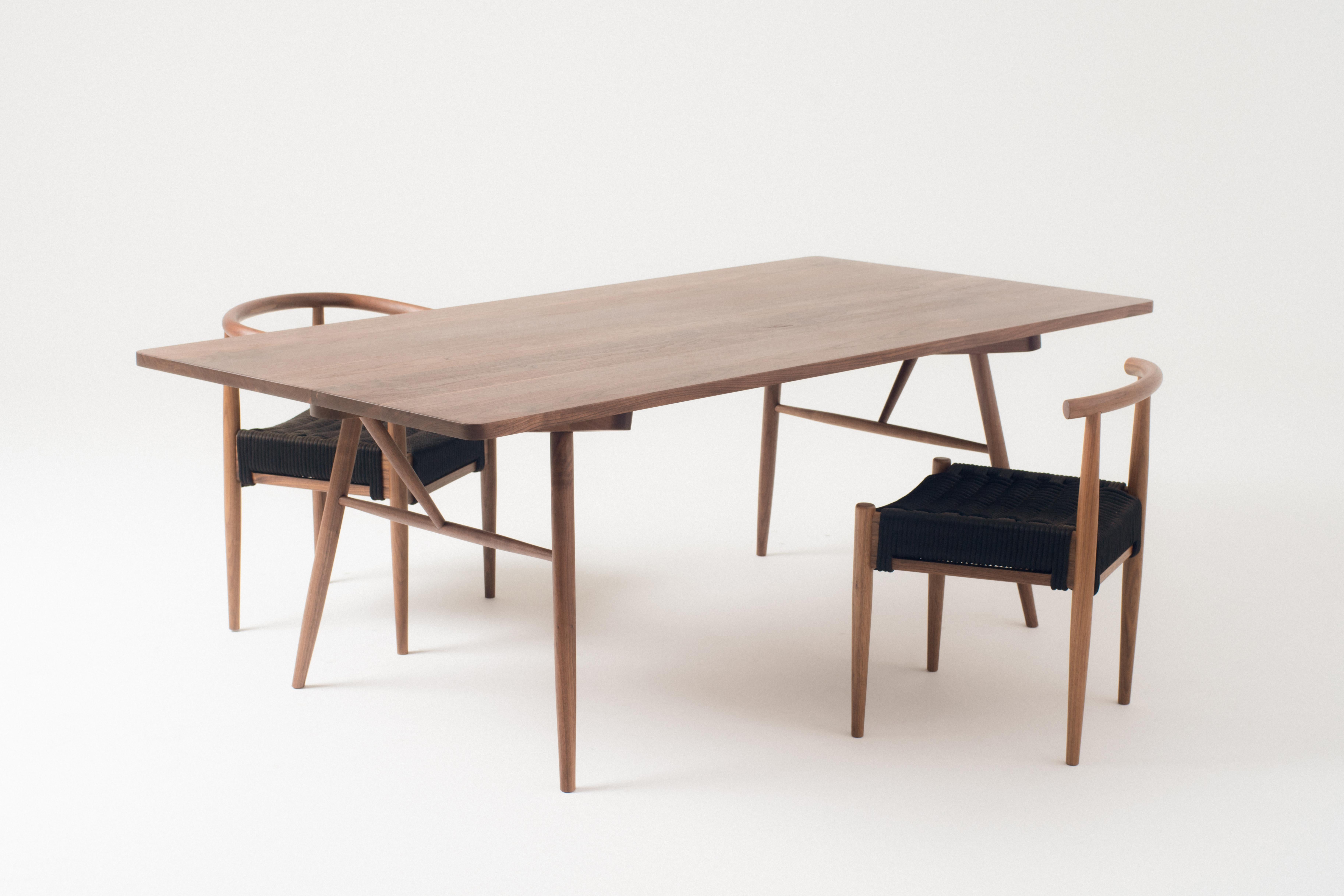 Bainbridge-Familientisch, moderner, massiver, maßgefertigter Esstisch aus weißer Eiche oder Nussbaum (Gedrechselt) im Angebot