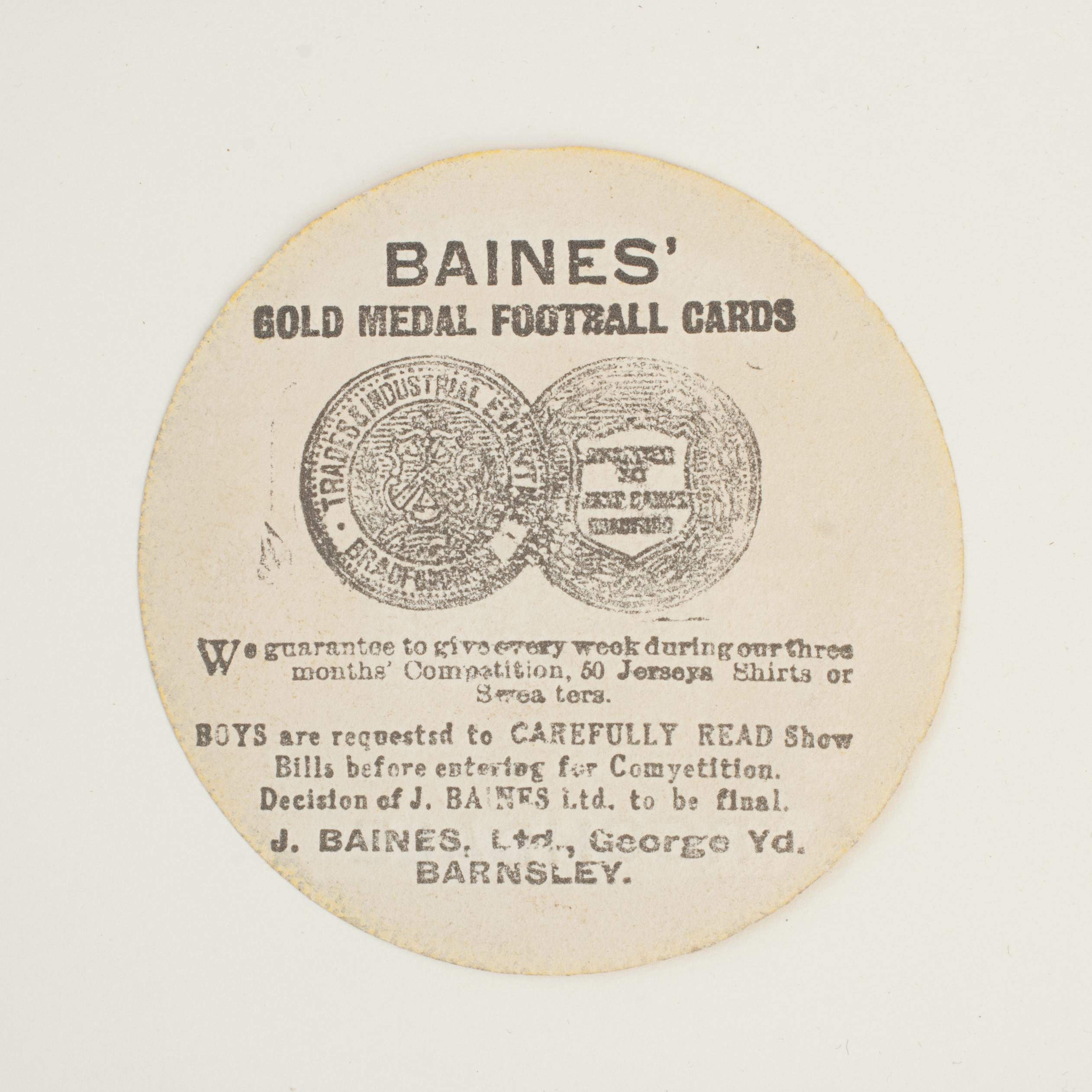 Baines Fußball-Handelskarte, Rochdale. Gut zentriert.
Eine seltene runde Fußballkarte in Form eines Lederfußballs. Hergestellt von John Baines, einem Spielzeugladenbesitzer aus Bradford. Baines produzierte nicht nur Fußballkarten, sondern deckte