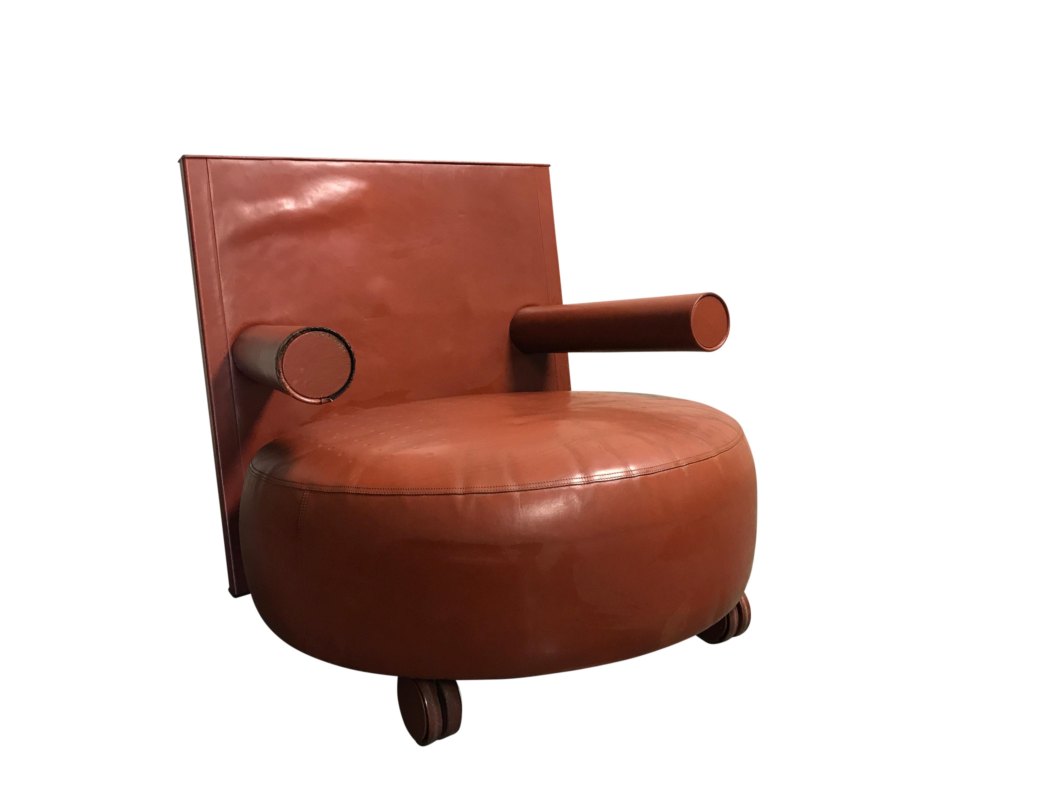 Vintage Baisity lounge designed by Antonio Citterio for B&B Italia.

The chairs is made from red leather and has a unique design with oversized armrests and a comfortable seating area.

The chairs also has two wheels on the front.

Condition