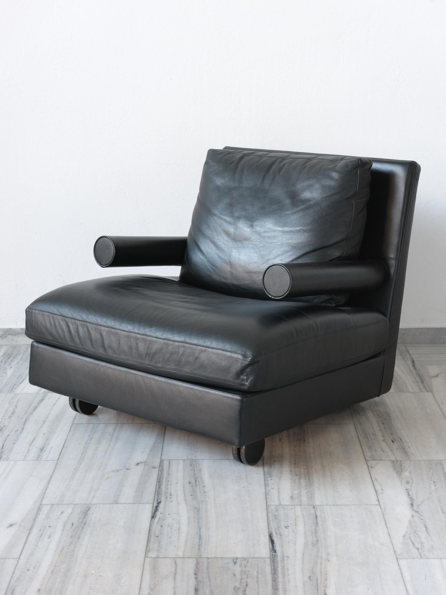 Sillón de cuero negro Baisity diseñado por Antonio Citterio para B&B Italia, años 80
El sillón Baisity tiene  algunas características de diseño únicas. La parte delantera está elevada sobre ruedas, la trasera es más baja que la delantera y tiene