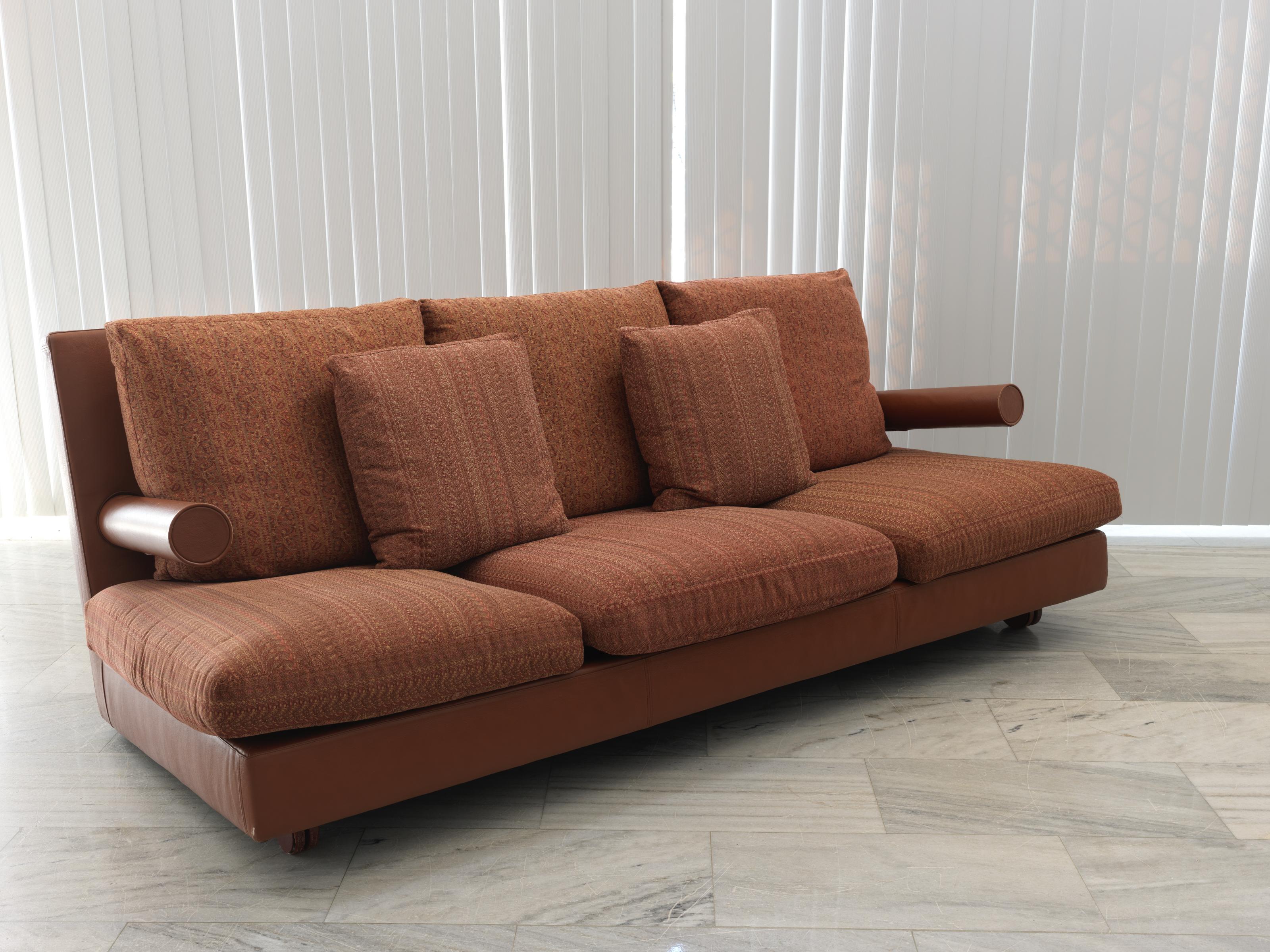 Baisity sofa designed by Antonio Citterio for B&B Italia, 1980s.
Original fabric with extraordinary paisley pattern and leather.
Excellent condition