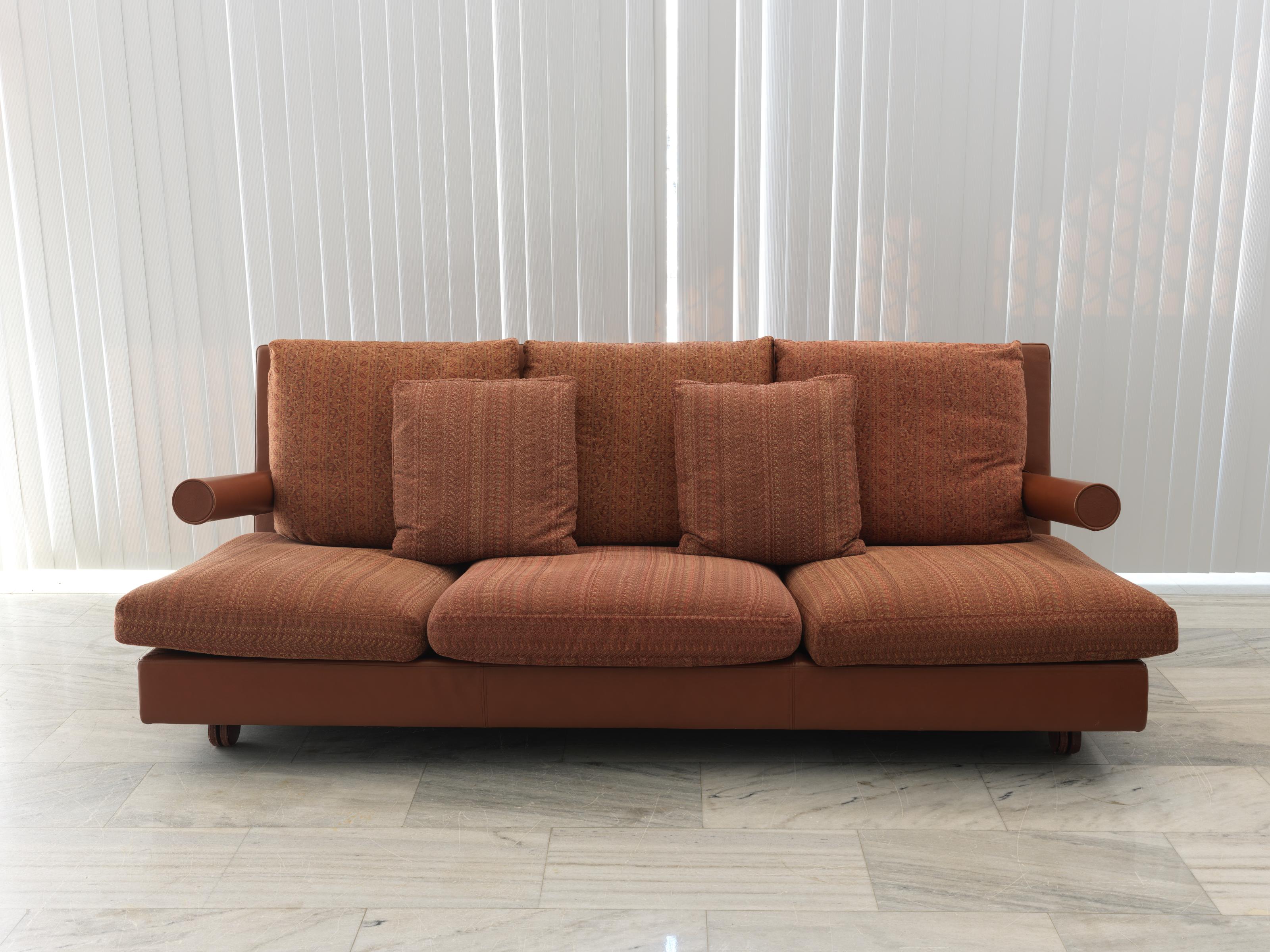 Modern Baisity sofa designed by Antonio Citterio for B&B Italia, 1980s. For Sale