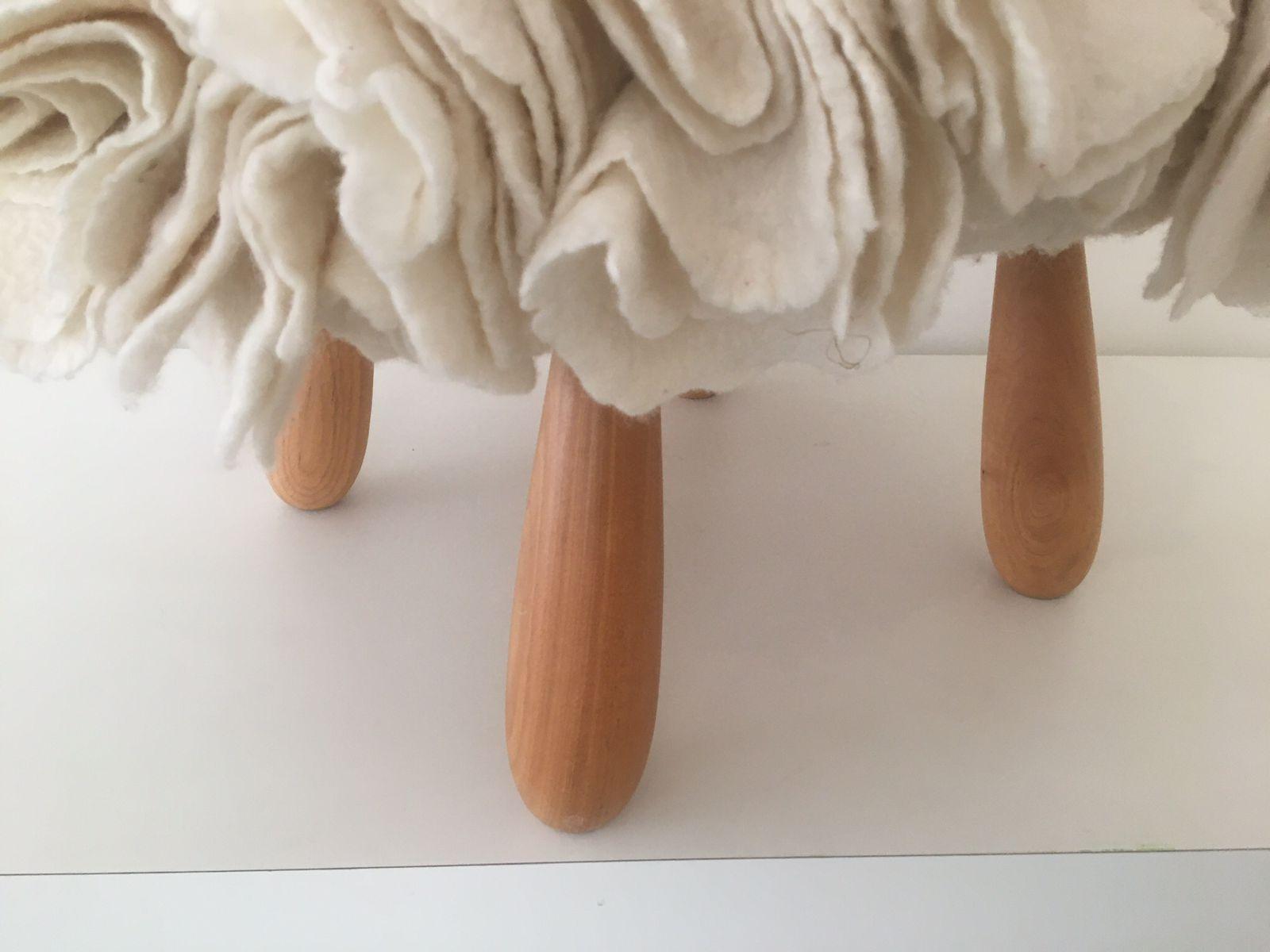 Full of personality, in order to create unique pieces, mixing ancient techniques for treating sheep wool with contemporary design and innovation, Inês Schertel is considered one of the most prominent names in the Brazilian design contemporary scene.
